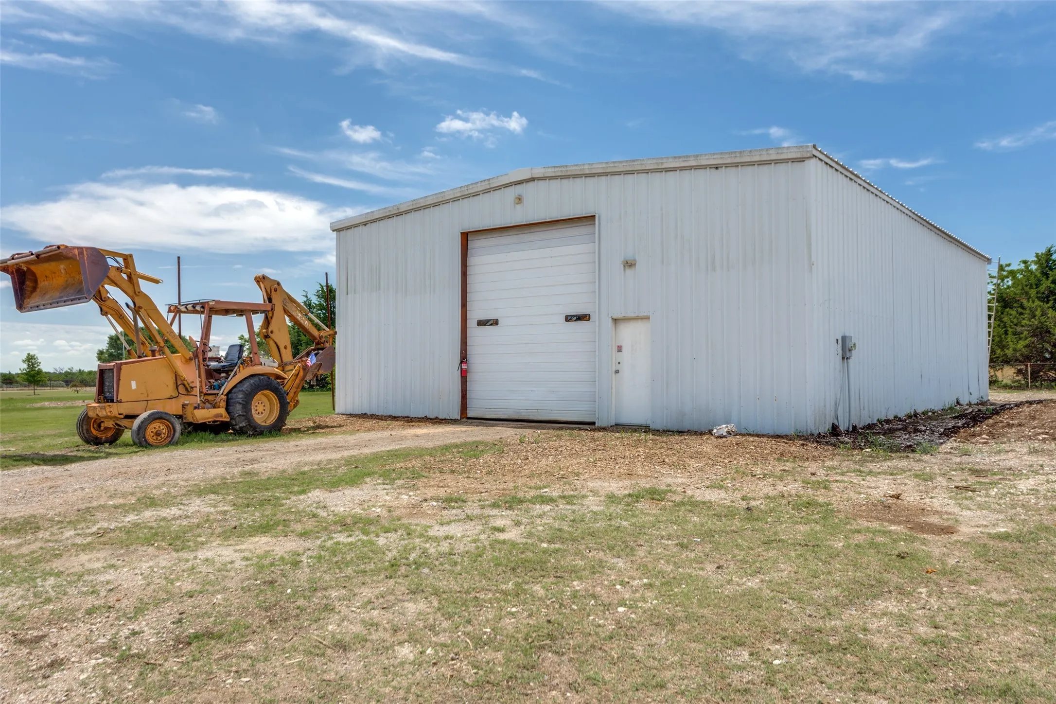 Single Family Residence For Sale in Ellis County , 2640 Skinner Road, Midlothian, Texas 76065, 4 Bedroom, 4 Bathroom, 3 Garage spaces, 2,711 Sqft, built in 2001, mls#21245015, Real Estate Agent in Midlothian, Homes For Sale in Ellis county, Homes For Sale in Midlothian, Realtor in Midlothian Texas, Real Estate Brokerage Independent Realty Texas, Luminita Cordes Realtor
