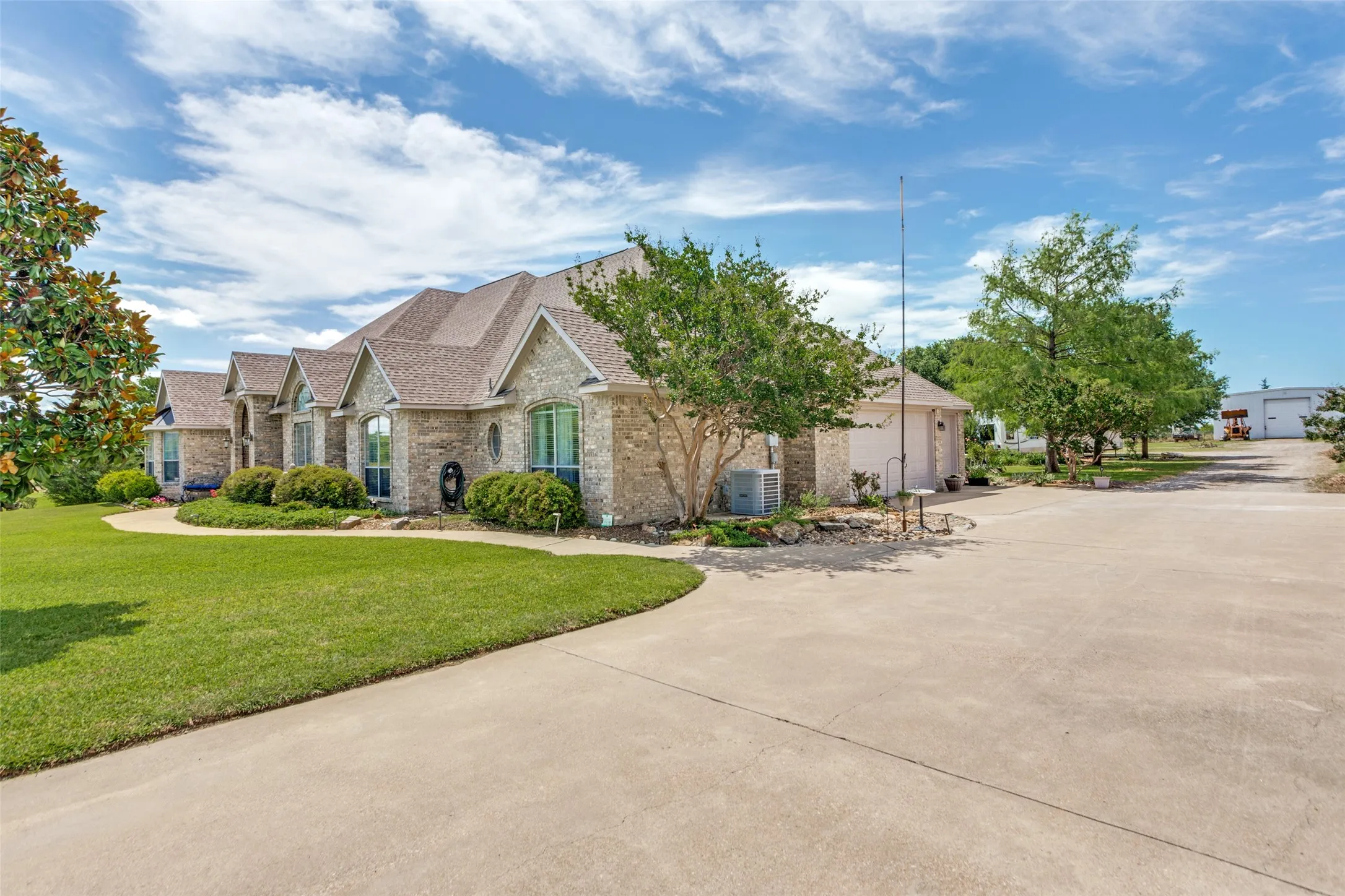 Single Family Residence For Sale in Ellis County , 2640 Skinner Road, Midlothian, Texas 76065, 4 Bedroom, 4 Bathroom, 3 Garage spaces, 2,711 Sqft, built in 2001, mls#21245015, Real Estate Agent in Midlothian, Homes For Sale in Ellis county, Homes For Sale in Midlothian, Realtor in Midlothian Texas, Real Estate Brokerage Independent Realty Texas, Luminita Cordes Realtor