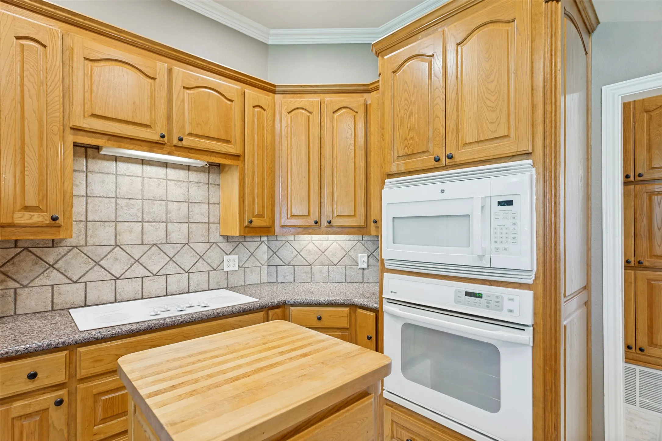 Single Family Residence For Sale in Ellis County , 2640 Skinner Road, Midlothian, Texas 76065, 4 Bedroom, 4 Bathroom, 3 Garage spaces, 2,711 Sqft, built in 2001, mls#21245015, Real Estate Agent in Midlothian, Homes For Sale in Ellis county, Homes For Sale in Midlothian, Realtor in Midlothian Texas, Real Estate Brokerage Independent Realty Texas, Luminita Cordes Realtor