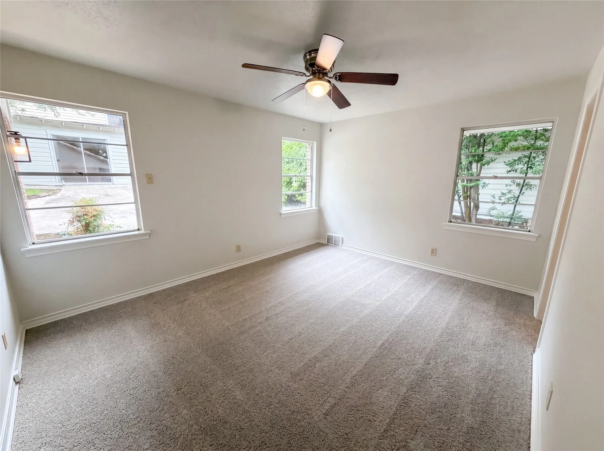 Single Family Residence For Sale in Dallas County , 6878 Burwood Lane, Dallas, Texas 75214, 3 Bedroom, 3 Bathroom, 2 Garage spaces, 2,852 Sqft, built in 1957, mls#21288063, Real Estate Agent in Dallas, Homes For Sale in Dallas county, Homes For Sale in Dallas, Realtor in Dallas Texas, Real Estate Brokerage Independent Realty Texas, Luminita Cordes Realtor