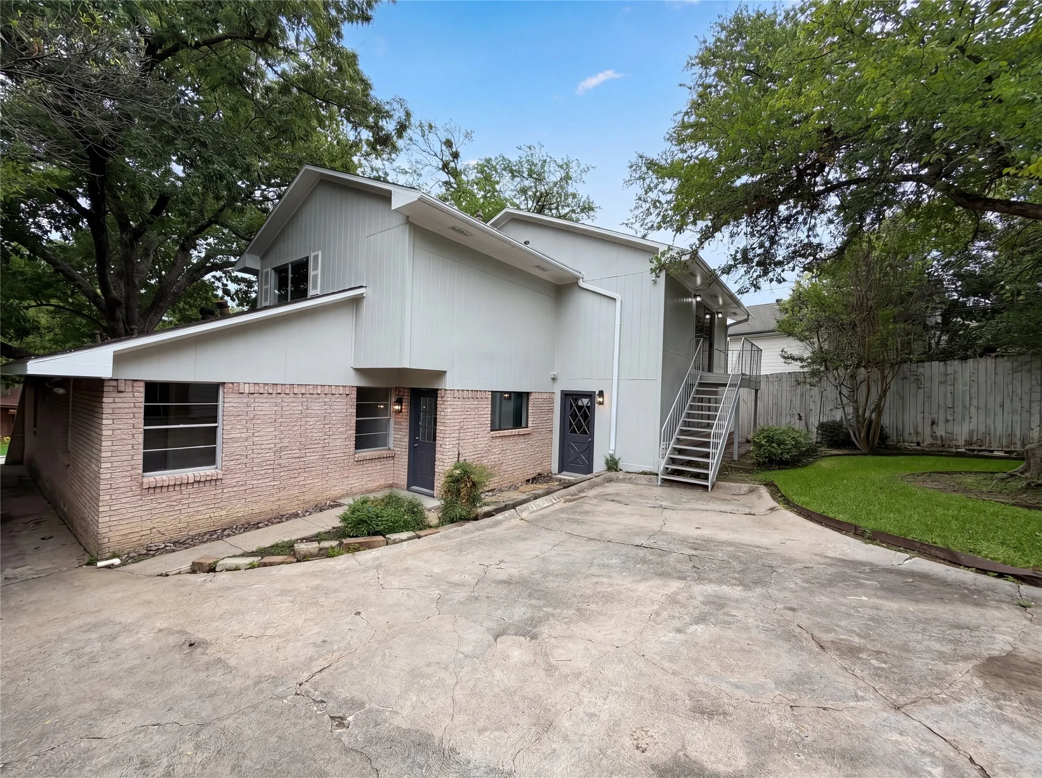 Single Family Residence For Sale in Dallas County , 6878 Burwood Lane, Dallas, Texas 75214, 3 Bedroom, 3 Bathroom, 2 Garage spaces, 2,852 Sqft, built in 1957, mls#21288063, Real Estate Agent in Dallas, Homes For Sale in Dallas county, Homes For Sale in Dallas, Realtor in Dallas Texas, Real Estate Brokerage Independent Realty Texas, Luminita Cordes Realtor