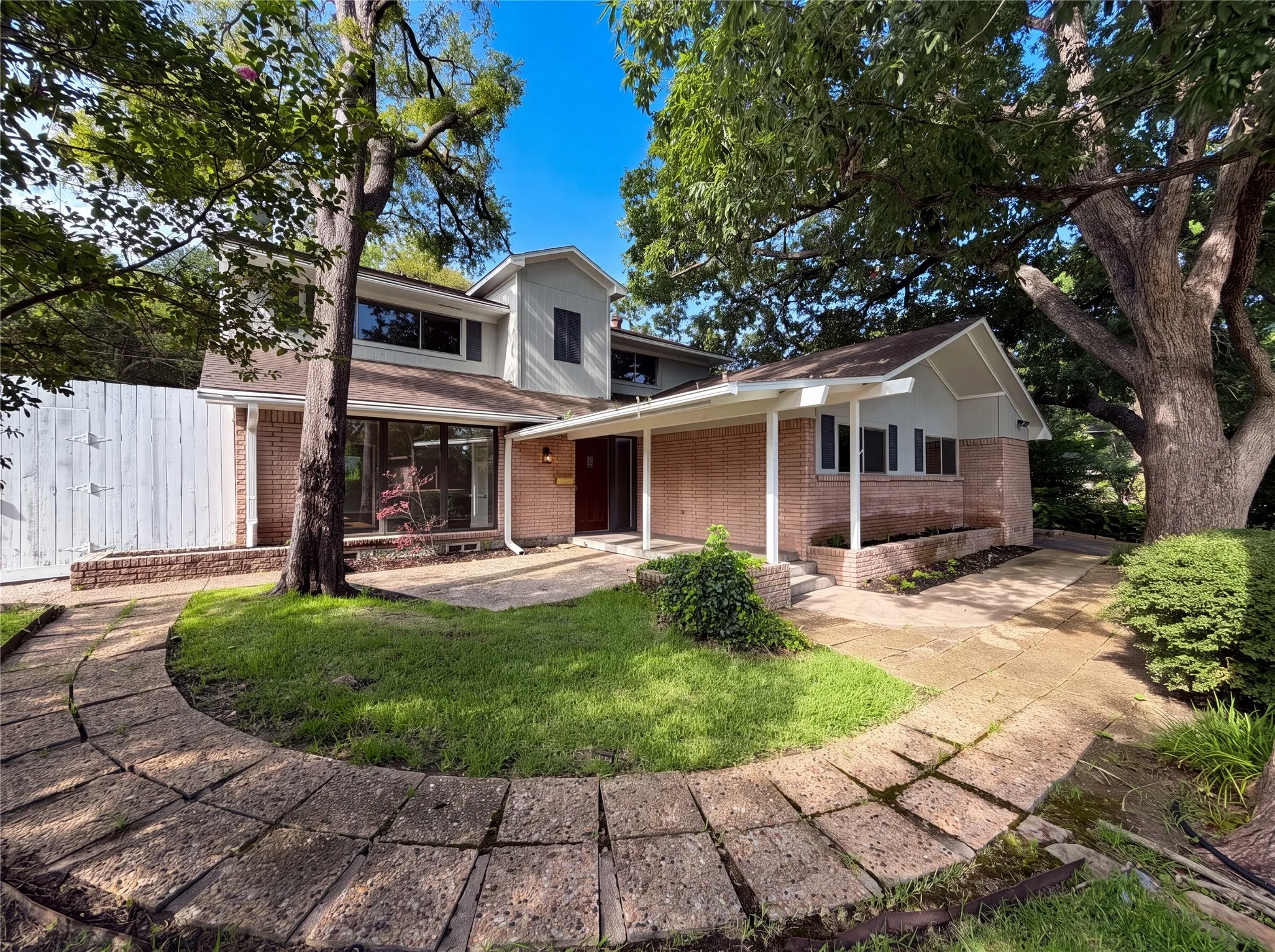 Single Family Residence For Sale in Dallas County , 6878 Burwood Lane, Dallas, Texas 75214, 3 Bedroom, 3 Bathroom, 2 Garage spaces, 2,852 Sqft, built in 1957, mls#21288063, Real Estate Agent in Dallas, Homes For Sale in Dallas county, Homes For Sale in Dallas, Realtor in Dallas Texas, Real Estate Brokerage Independent Realty Texas, Luminita Cordes Realtor