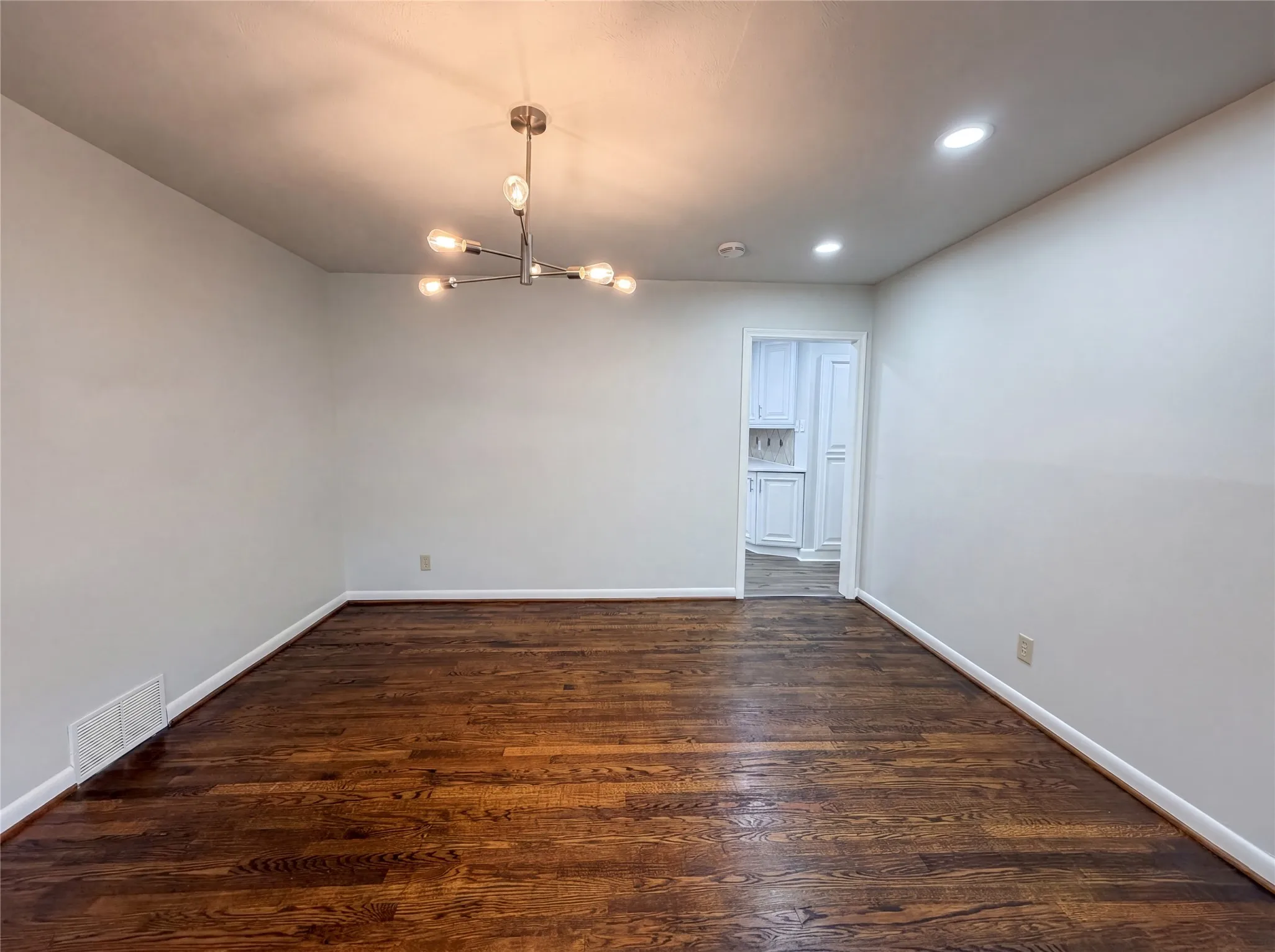 Single Family Residence For Sale in Dallas County , 6878 Burwood Lane, Dallas, Texas 75214, 3 Bedroom, 3 Bathroom, 2 Garage spaces, 2,852 Sqft, built in 1957, mls#21288063, Real Estate Agent in Dallas, Homes For Sale in Dallas county, Homes For Sale in Dallas, Realtor in Dallas Texas, Real Estate Brokerage Independent Realty Texas, Luminita Cordes Realtor