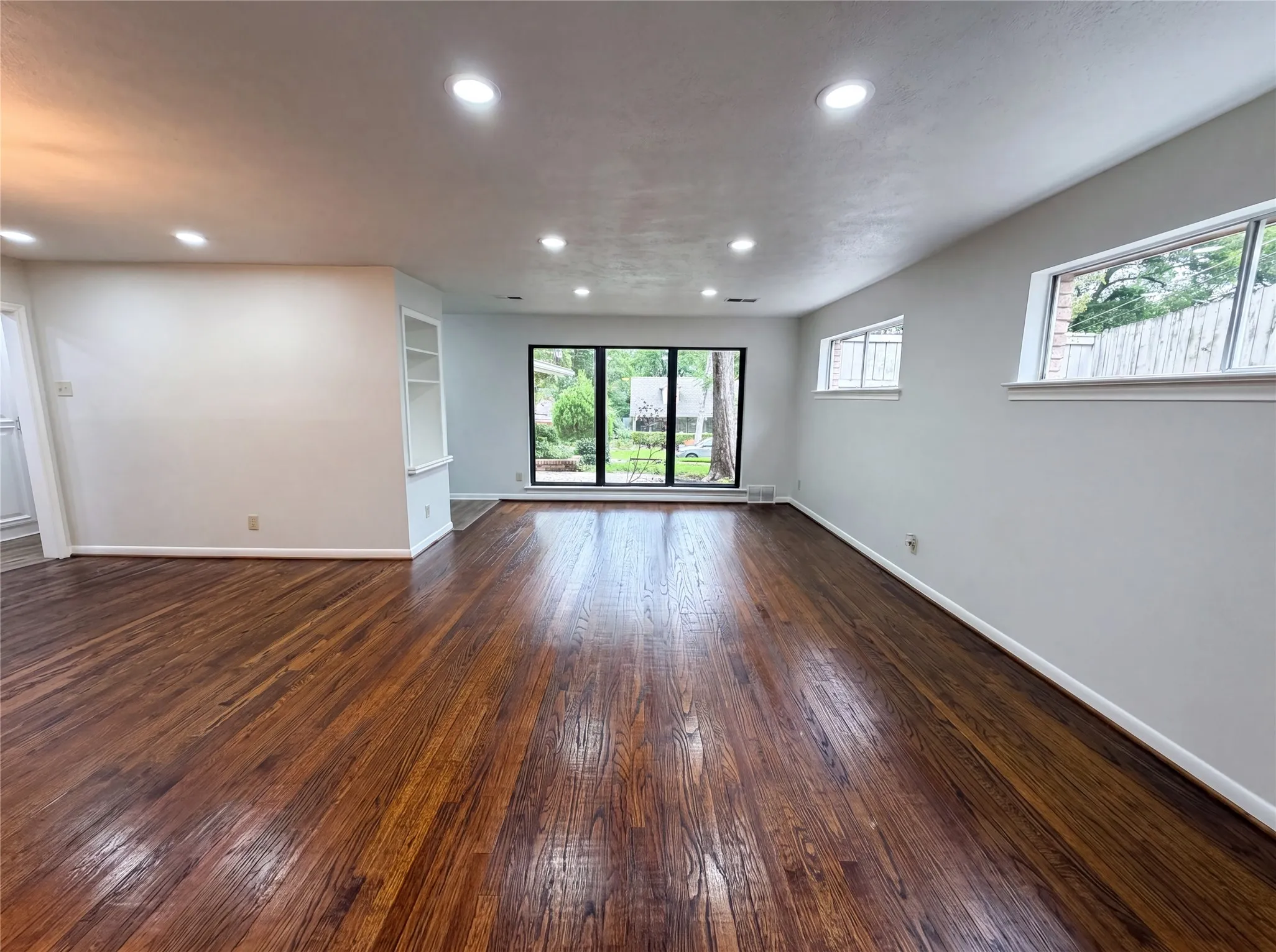 Single Family Residence For Sale in Dallas County , 6878 Burwood Lane, Dallas, Texas 75214, 3 Bedroom, 3 Bathroom, 2 Garage spaces, 2,852 Sqft, built in 1957, mls#21288063, Real Estate Agent in Dallas, Homes For Sale in Dallas county, Homes For Sale in Dallas, Realtor in Dallas Texas, Real Estate Brokerage Independent Realty Texas, Luminita Cordes Realtor
