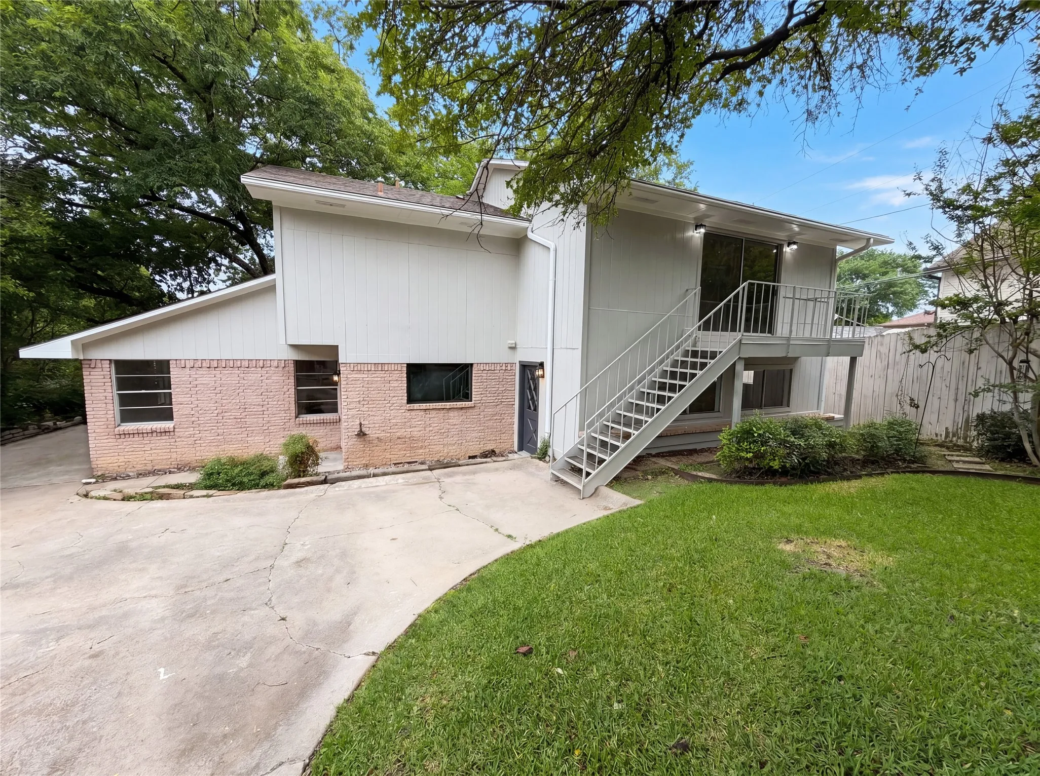 Single Family Residence For Sale in Dallas County , 6878 Burwood Lane, Dallas, Texas 75214, 3 Bedroom, 3 Bathroom, 2 Garage spaces, 2,852 Sqft, built in 1957, mls#21288063, Real Estate Agent in Dallas, Homes For Sale in Dallas county, Homes For Sale in Dallas, Realtor in Dallas Texas, Real Estate Brokerage Independent Realty Texas, Luminita Cordes Realtor