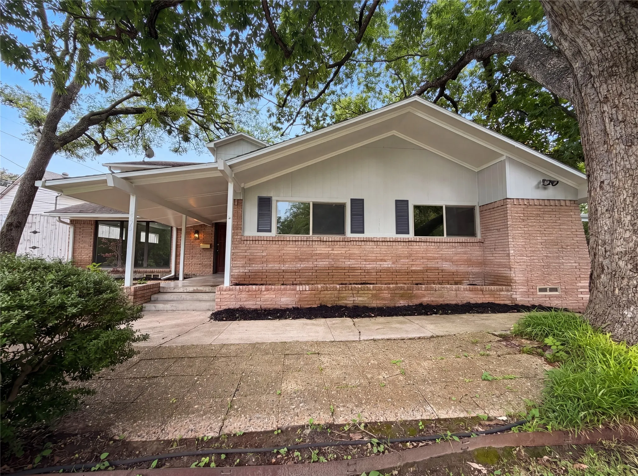 Single Family Residence For Sale in Dallas County , 6878 Burwood Lane, Dallas, Texas 75214, 3 Bedroom, 3 Bathroom, 2 Garage spaces, 2,852 Sqft, built in 1957, mls#21288063, Real Estate Agent in Dallas, Homes For Sale in Dallas county, Homes For Sale in Dallas, Realtor in Dallas Texas, Real Estate Brokerage Independent Realty Texas, Luminita Cordes Realtor