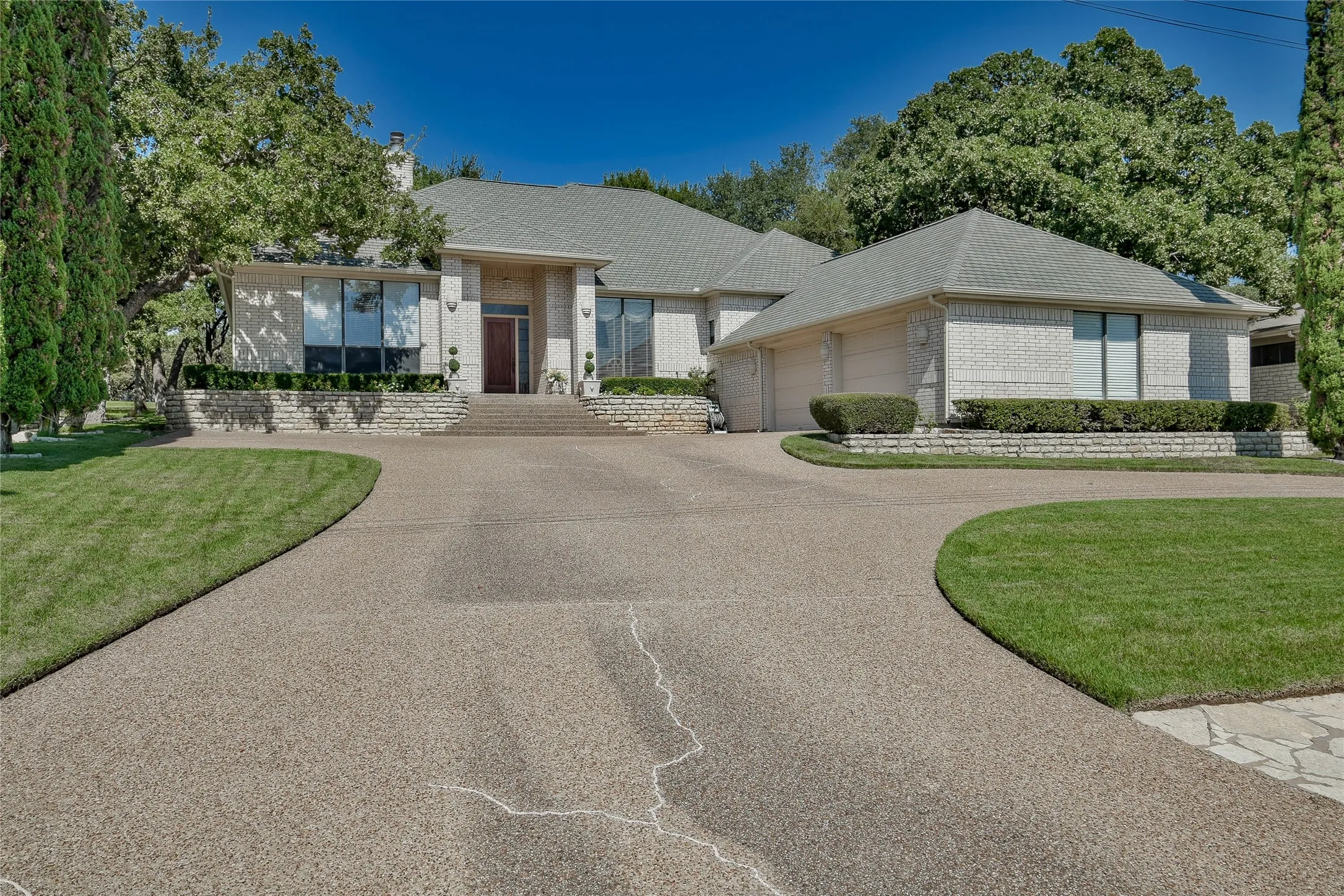 Single Family Residence For Sale in Hood County , 4922 Viejo, Granbury, Texas 76049, 3 Bedrooms, 2 Bathrooms, 2 Garage spaces, 2,670 Sqft, built in 1998, Price $549,000, mls#21073749, Real Estate Agent in Granbury, Homes For Sale in Hood county, Homes For Sale in Granbury, Realtor in Granbury Texas, Real Estate Brokerage Independent Realty Texas, Luminita Cordes Realtor