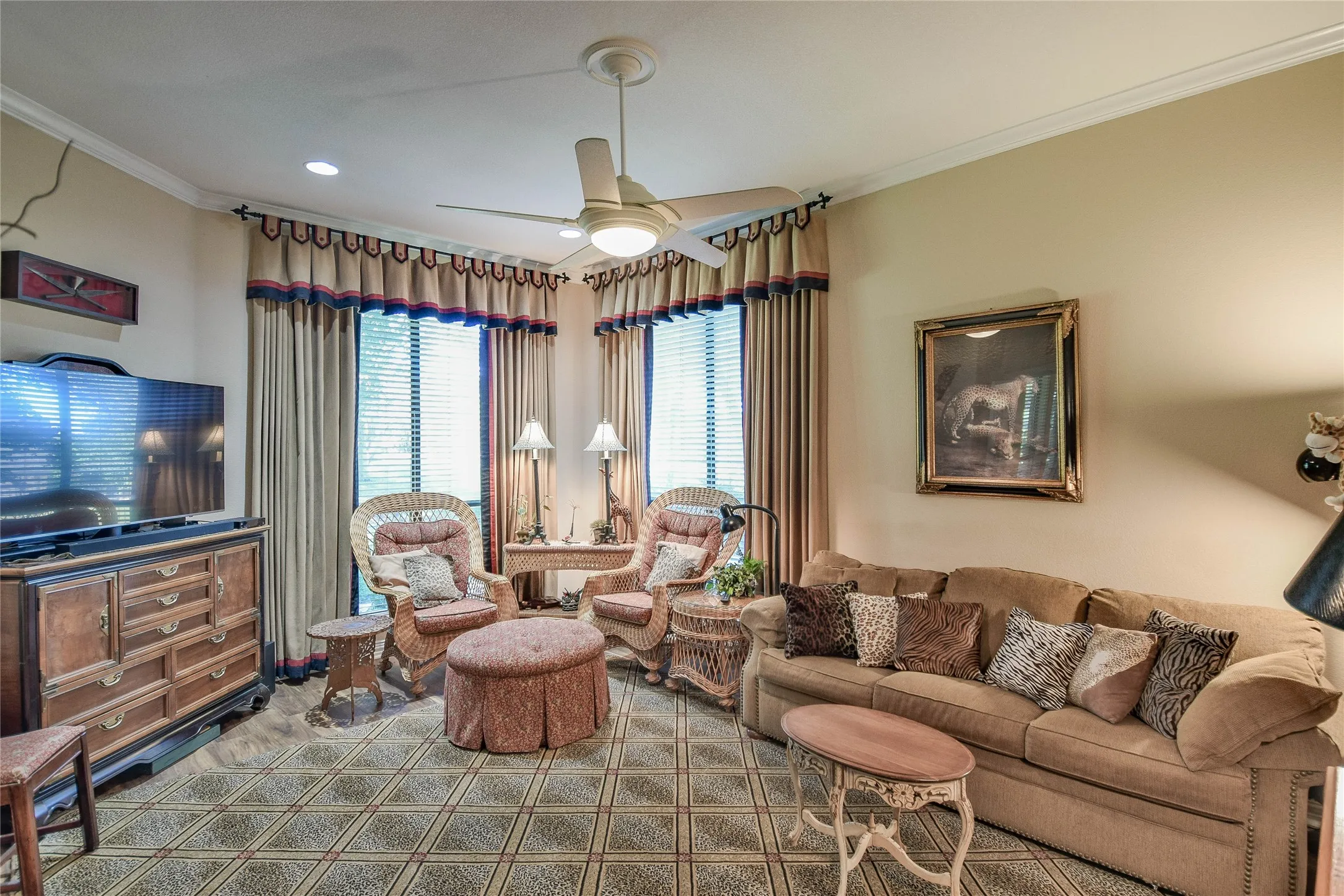 Living area featuring crown molding, a ceiling fan, and recessed lighting