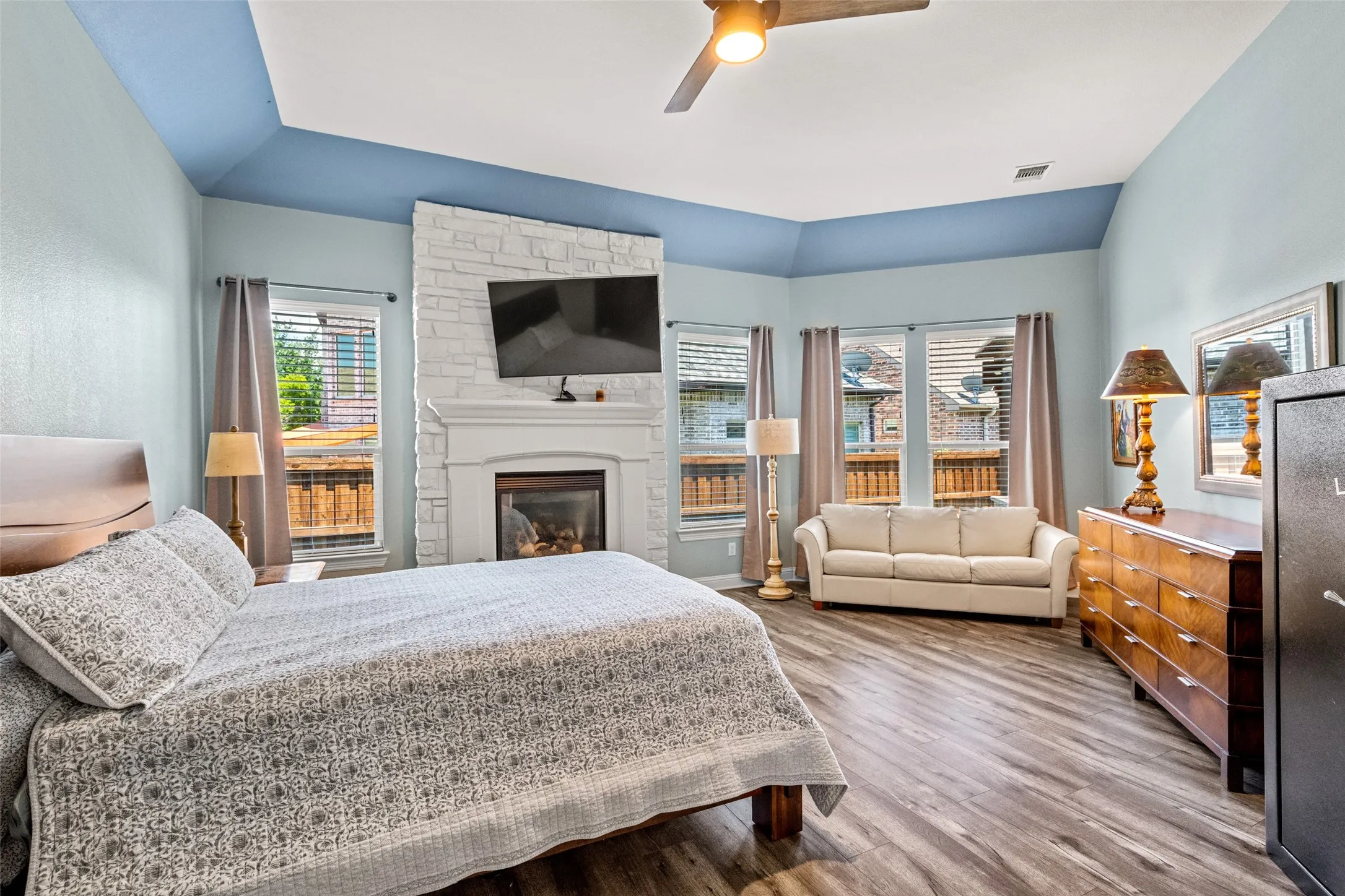 Single Family Residence For Sale in Denton County , 8255 Lindsay Gardens, The Colony, Texas 75056, 4 Bedroom, 4 Bathroom, 2 Garage spaces, 3,341 Sqft, built in 2011, mls#21288427, Real Estate Agent in The Colony, Homes For Sale in Denton county, Homes For Sale in The Colony, Realtor in The Colony Texas, Real Estate Brokerage Independent Realty Texas, Luminita Cordes Realtor