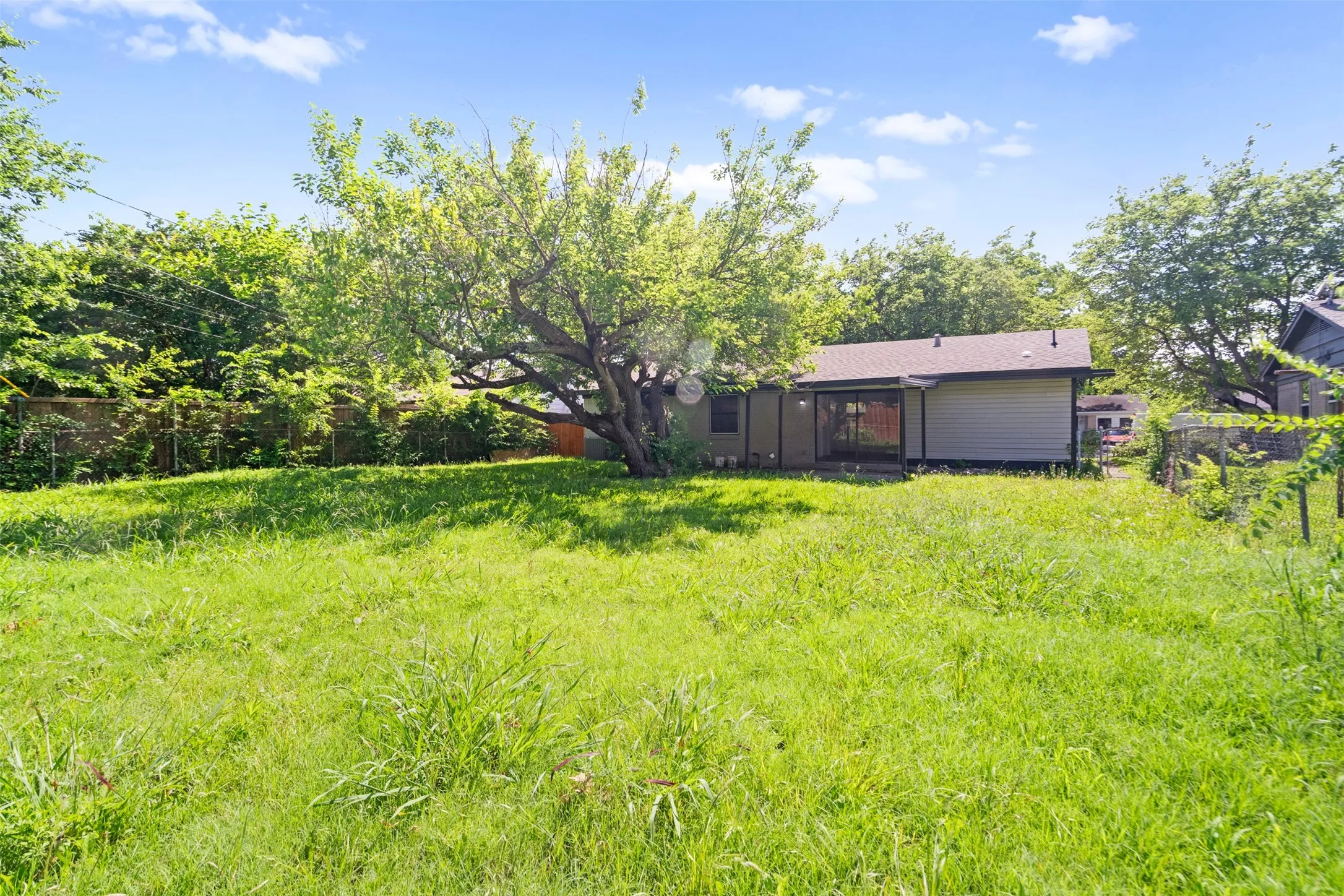 Single Family Residence For Sale in Dallas County , 808 Bluebonnet Lane, Mesquite, Texas 75149, 3 Bedroom, 2 Bathroom, Garage spaces, 982 Sqft, built in 1960, Price $249,000, mls#21288773, Real Estate Agent in Mesquite, Homes For Sale in Dallas county, Homes For Sale in Mesquite, Realtor in Mesquite Texas, Real Estate Brokerage Independent Realty Texas, Luminita Cordes Realtor