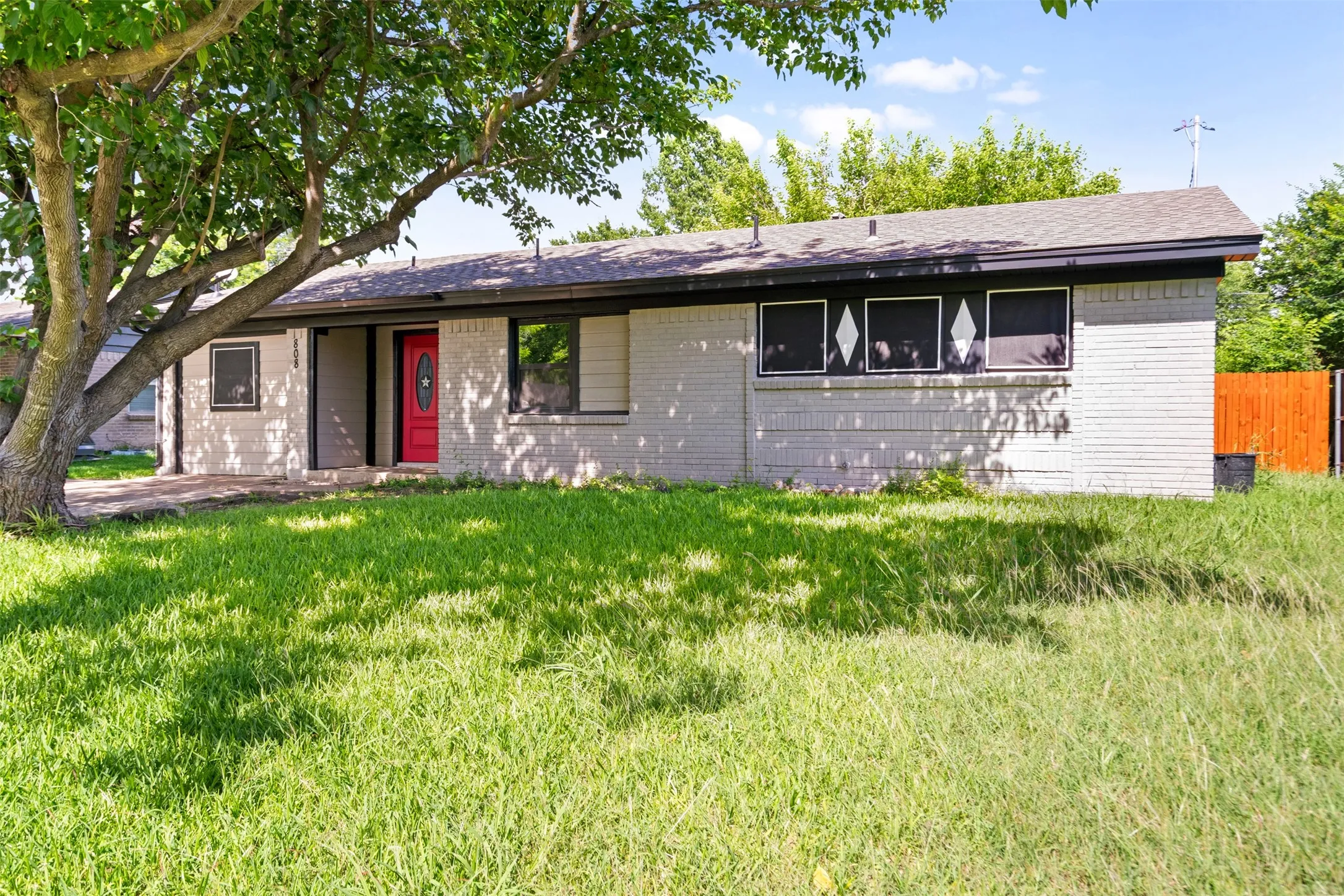 Single Family Residence For Sale in Dallas County , 808 Bluebonnet Lane, Mesquite, Texas 75149, 3 Bedroom, 2 Bathroom, Garage spaces, 982 Sqft, built in 1960, Price $249,000, mls#21288773, Real Estate Agent in Mesquite, Homes For Sale in Dallas county, Homes For Sale in Mesquite, Realtor in Mesquite Texas, Real Estate Brokerage Independent Realty Texas, Luminita Cordes Realtor