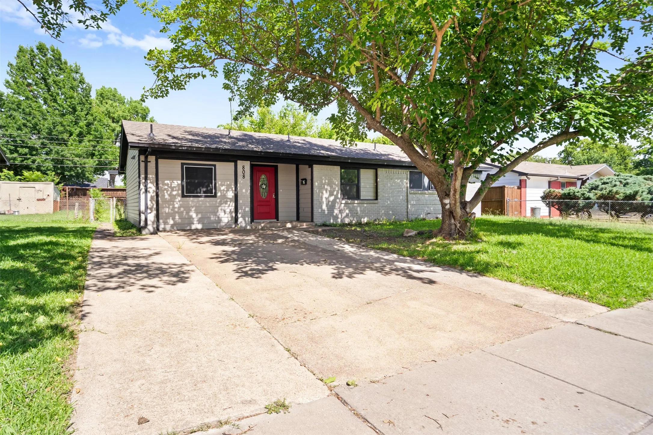 Single Family Residence For Sale in Dallas County , 808 Bluebonnet Lane, Mesquite, Texas 75149, 3 Bedroom, 2 Bathroom, Garage spaces, 982 Sqft, built in 1960, Price $249,000, mls#21288773, Real Estate Agent in Mesquite, Homes For Sale in Dallas county, Homes For Sale in Mesquite, Realtor in Mesquite Texas, Real Estate Brokerage Independent Realty Texas, Luminita Cordes Realtor