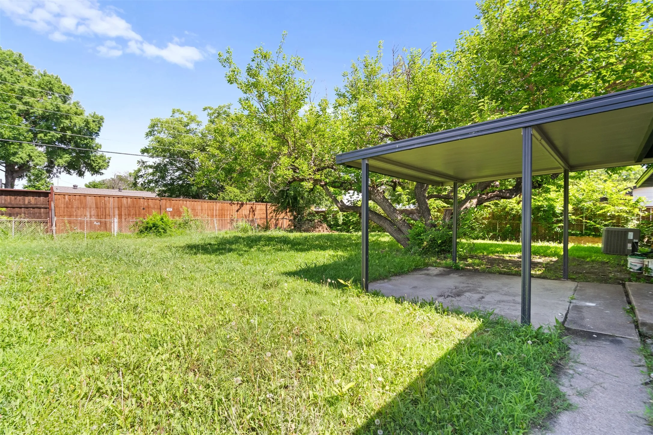 Single Family Residence For Sale in Dallas County , 808 Bluebonnet Lane, Mesquite, Texas 75149, 3 Bedroom, 2 Bathroom, Garage spaces, 982 Sqft, built in 1960, Price $249,000, mls#21288773, Real Estate Agent in Mesquite, Homes For Sale in Dallas county, Homes For Sale in Mesquite, Realtor in Mesquite Texas, Real Estate Brokerage Independent Realty Texas, Luminita Cordes Realtor
