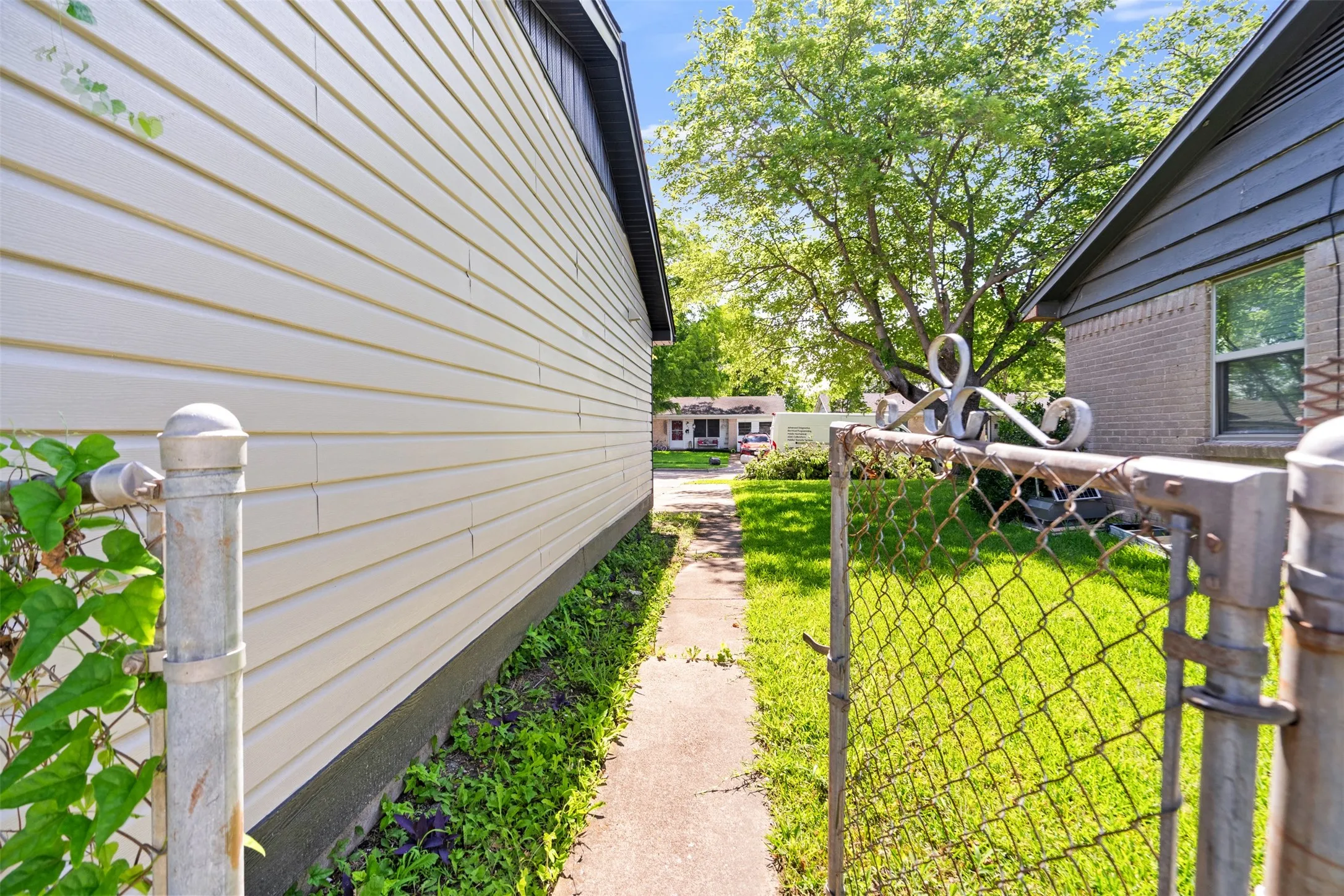 Single Family Residence For Sale in Dallas County , 808 Bluebonnet Lane, Mesquite, Texas 75149, 3 Bedroom, 2 Bathroom, Garage spaces, 982 Sqft, built in 1960, Price $249,000, mls#21288773, Real Estate Agent in Mesquite, Homes For Sale in Dallas county, Homes For Sale in Mesquite, Realtor in Mesquite Texas, Real Estate Brokerage Independent Realty Texas, Luminita Cordes Realtor