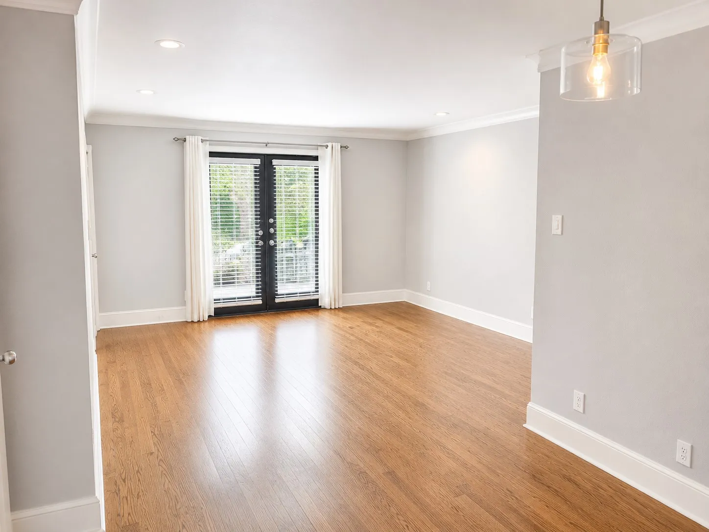 Condominium For Rent in Dallas County , 10119 Regal Park Lane 205, Dallas, Texas 75230, 2 Bedroom, 2 Bathroom, Garage spaces, 949 Sqft, built in 1964, mls#21288695, Real Estate Agent in Dallas, Homes For Rent in Dallas county, Homes For Rent in Dallas, Realtor in Dallas Texas, Real Estate Brokerage Independent Realty Texas, Luminita Cordes Realtor