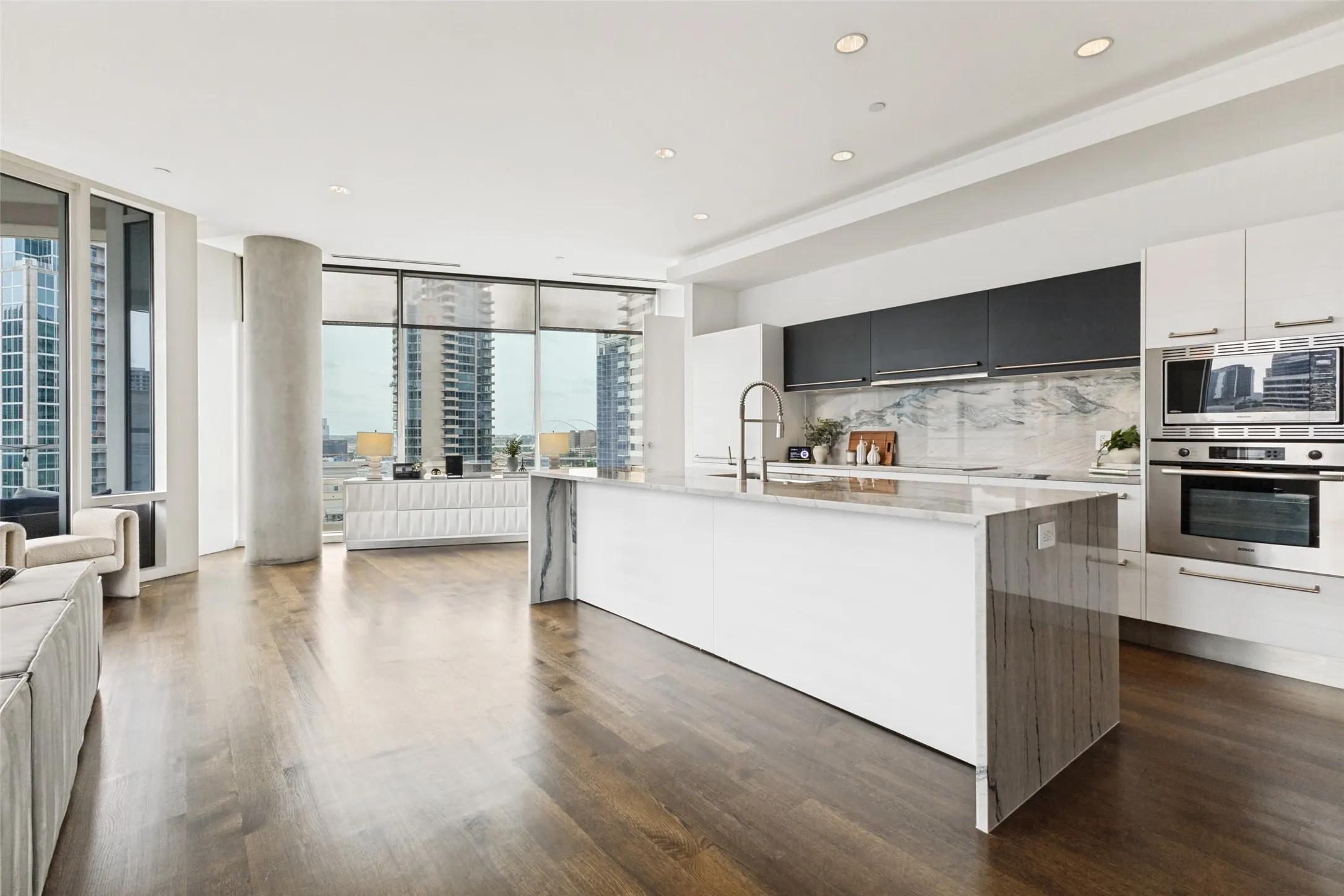 Condominium For Rent in Dallas County , 2408 Victory Park Lane 1035, Dallas, Texas 75219, 2 Bedroom, 2 Bathroom, 2 Garage spaces, 1,883 Sqft, built in 2005, mls#21251811, Real Estate Agent in Dallas, Homes For Rent in Dallas county, Homes For Rent in Dallas, Realtor in Dallas Texas, Real Estate Brokerage Independent Realty Texas, Luminita Cordes Realtor