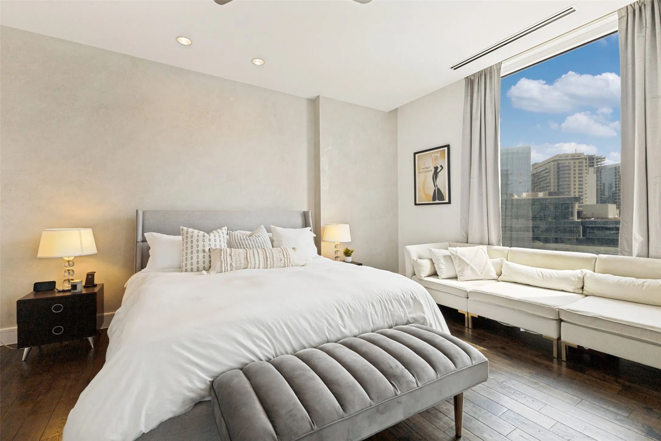 Condominium For Rent in Dallas County , 2408 Victory Park Lane 1035, Dallas, Texas 75219, 2 Bedroom, 2 Bathroom, 2 Garage spaces, 1,883 Sqft, built in 2005, mls#21251811, Real Estate Agent in Dallas, Homes For Rent in Dallas county, Homes For Rent in Dallas, Realtor in Dallas Texas, Real Estate Brokerage Independent Realty Texas, Luminita Cordes Realtor