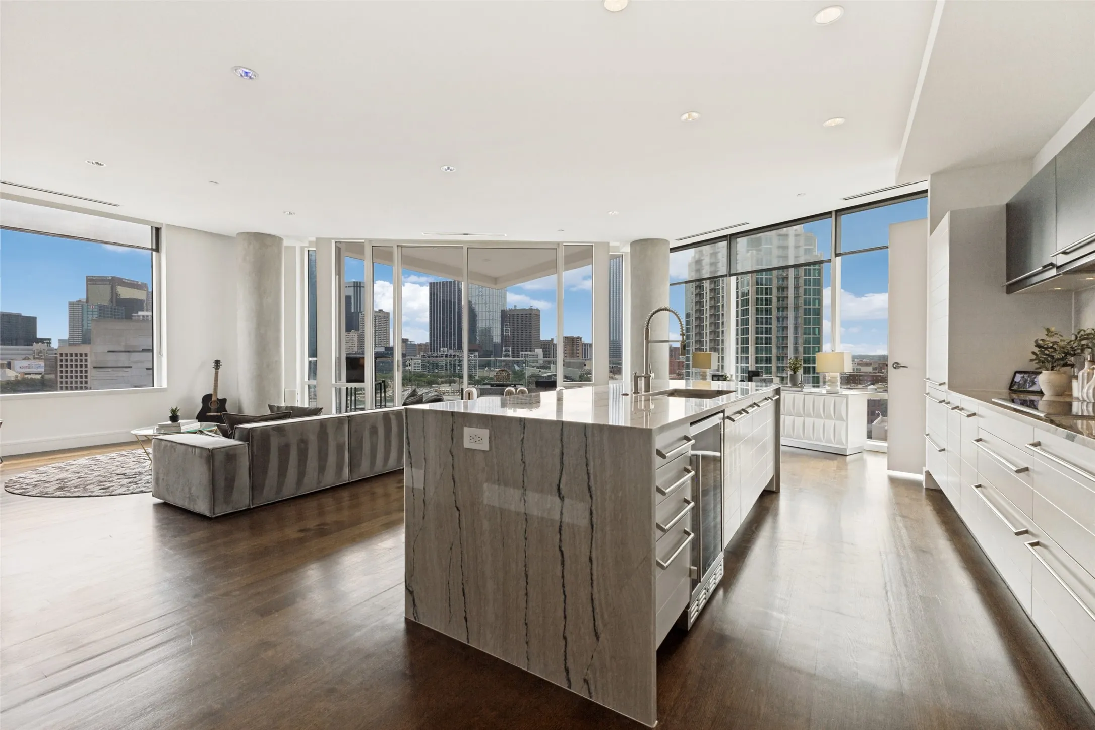 Condominium For Rent in Dallas County , 2408 Victory Park Lane 1035, Dallas, Texas 75219, 2 Bedroom, 2 Bathroom, 2 Garage spaces, 1,883 Sqft, built in 2005, mls#21251811, Real Estate Agent in Dallas, Homes For Rent in Dallas county, Homes For Rent in Dallas, Realtor in Dallas Texas, Real Estate Brokerage Independent Realty Texas, Luminita Cordes Realtor