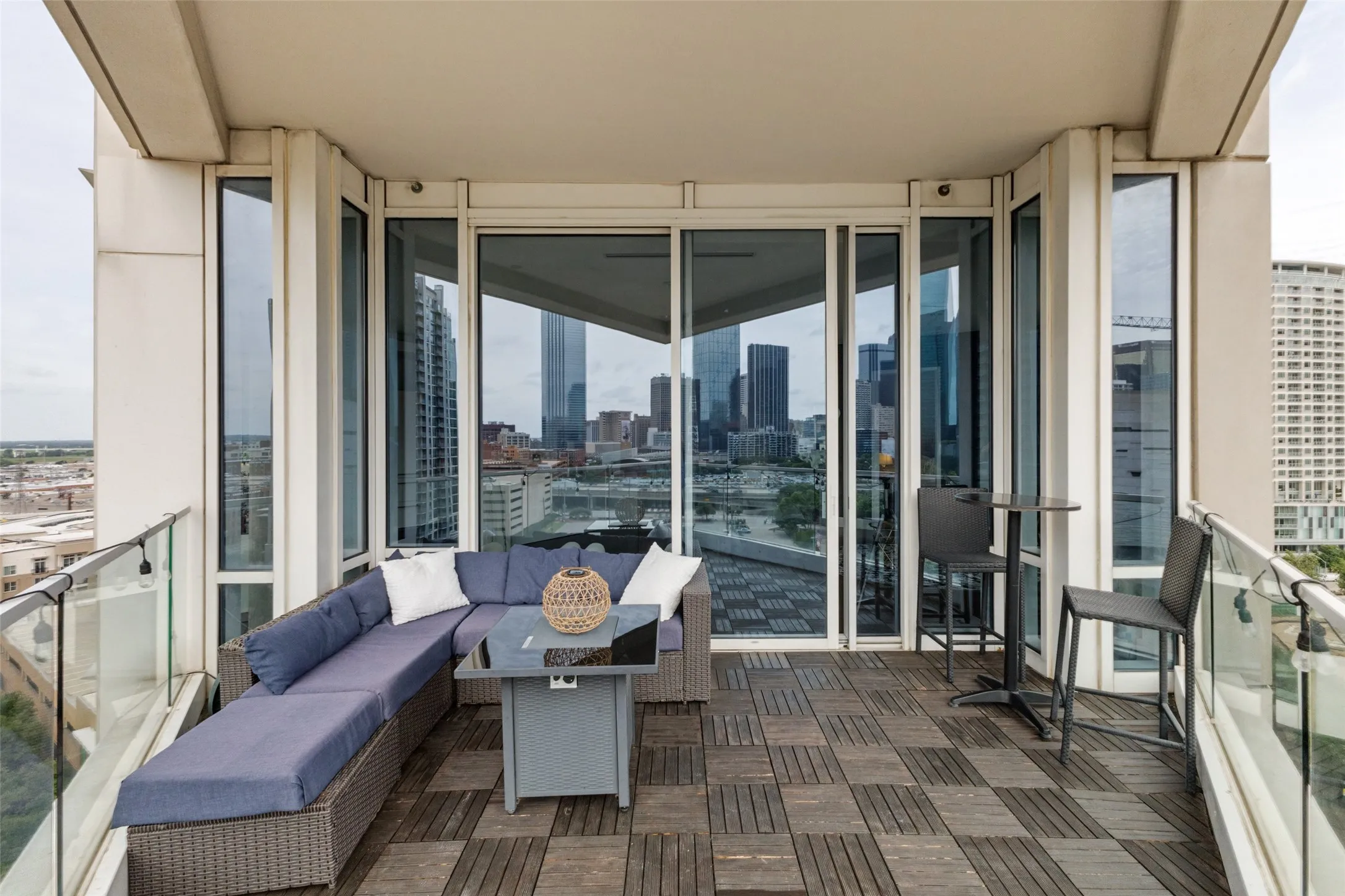 Condominium For Rent in Dallas County , 2408 Victory Park Lane 1035, Dallas, Texas 75219, 2 Bedroom, 2 Bathroom, 2 Garage spaces, 1,883 Sqft, built in 2005, mls#21251811, Real Estate Agent in Dallas, Homes For Rent in Dallas county, Homes For Rent in Dallas, Realtor in Dallas Texas, Real Estate Brokerage Independent Realty Texas, Luminita Cordes Realtor