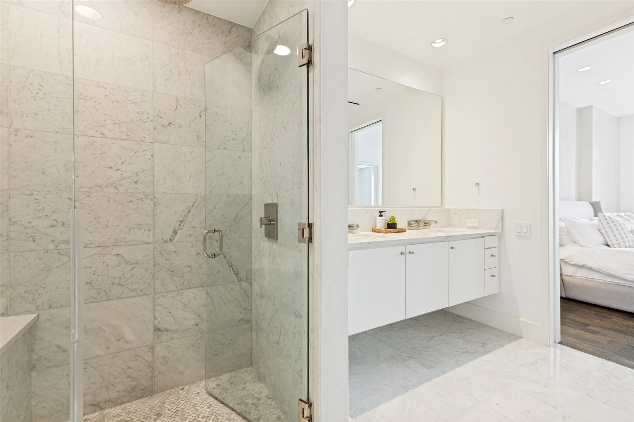 Condominium For Rent in Dallas County , 2408 Victory Park Lane 1035, Dallas, Texas 75219, 2 Bedroom, 2 Bathroom, 2 Garage spaces, 1,883 Sqft, built in 2005, mls#21251811, Real Estate Agent in Dallas, Homes For Rent in Dallas county, Homes For Rent in Dallas, Realtor in Dallas Texas, Real Estate Brokerage Independent Realty Texas, Luminita Cordes Realtor