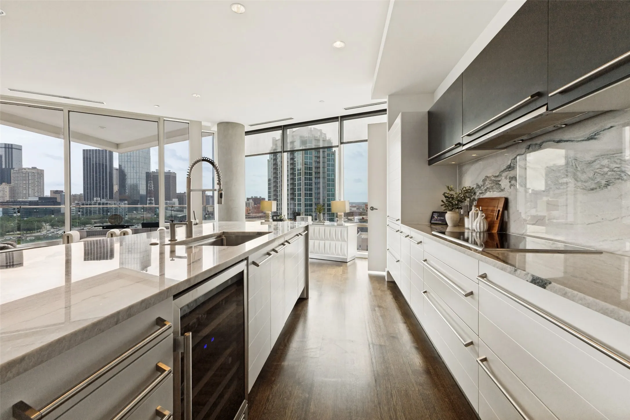 Condominium For Rent in Dallas County , 2408 Victory Park Lane 1035, Dallas, Texas 75219, 2 Bedroom, 2 Bathroom, 2 Garage spaces, 1,883 Sqft, built in 2005, mls#21251811, Real Estate Agent in Dallas, Homes For Rent in Dallas county, Homes For Rent in Dallas, Realtor in Dallas Texas, Real Estate Brokerage Independent Realty Texas, Luminita Cordes Realtor