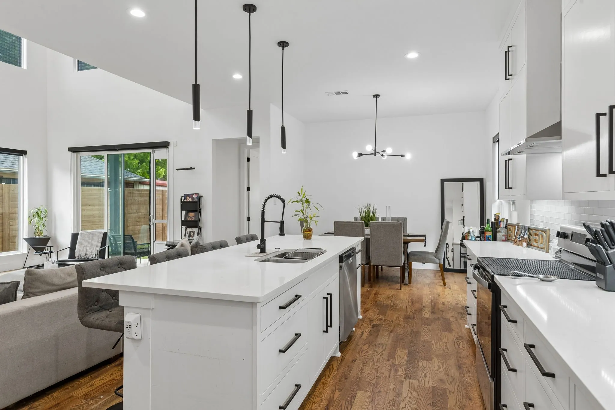 Single Family Residence For Sale in Dallas County , 1717 Mcbroom Street, Dallas, Texas 75212, 4 Bedroom, 4 Bathroom, 2 Garage spaces, 2,561 Sqft, built in 2023, mls#21288860, Real Estate Agent in Dallas, Homes For Sale in Dallas county, Homes For Sale in Dallas, Realtor in Dallas Texas, Real Estate Brokerage Independent Realty Texas, Luminita Cordes Realtor