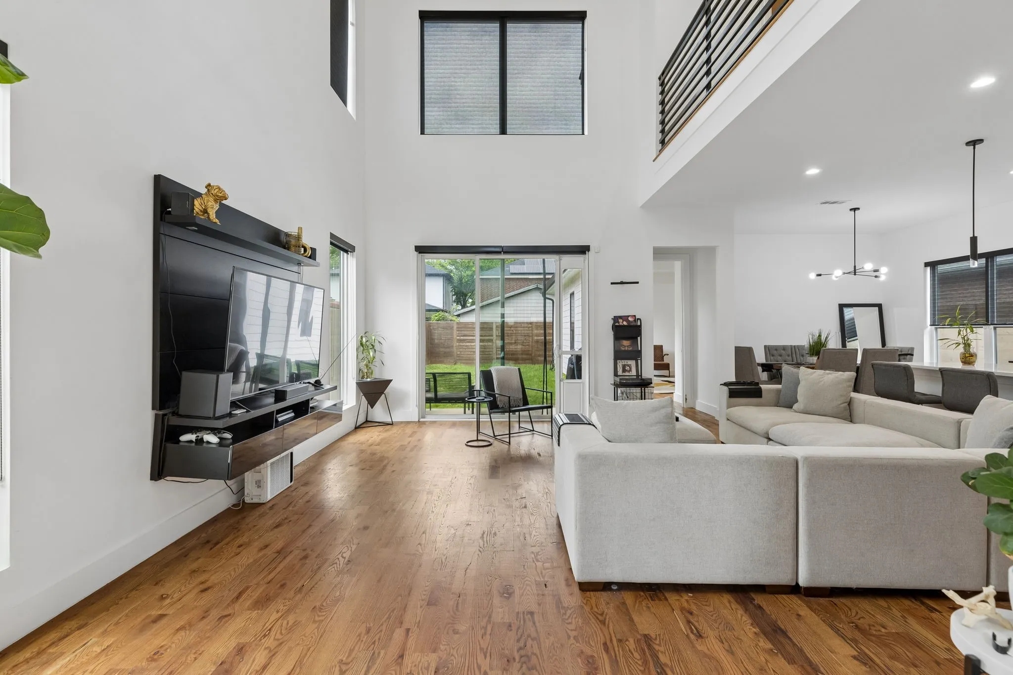 Single Family Residence For Sale in Dallas County , 1717 Mcbroom Street, Dallas, Texas 75212, 4 Bedroom, 4 Bathroom, 2 Garage spaces, 2,561 Sqft, built in 2023, mls#21288860, Real Estate Agent in Dallas, Homes For Sale in Dallas county, Homes For Sale in Dallas, Realtor in Dallas Texas, Real Estate Brokerage Independent Realty Texas, Luminita Cordes Realtor