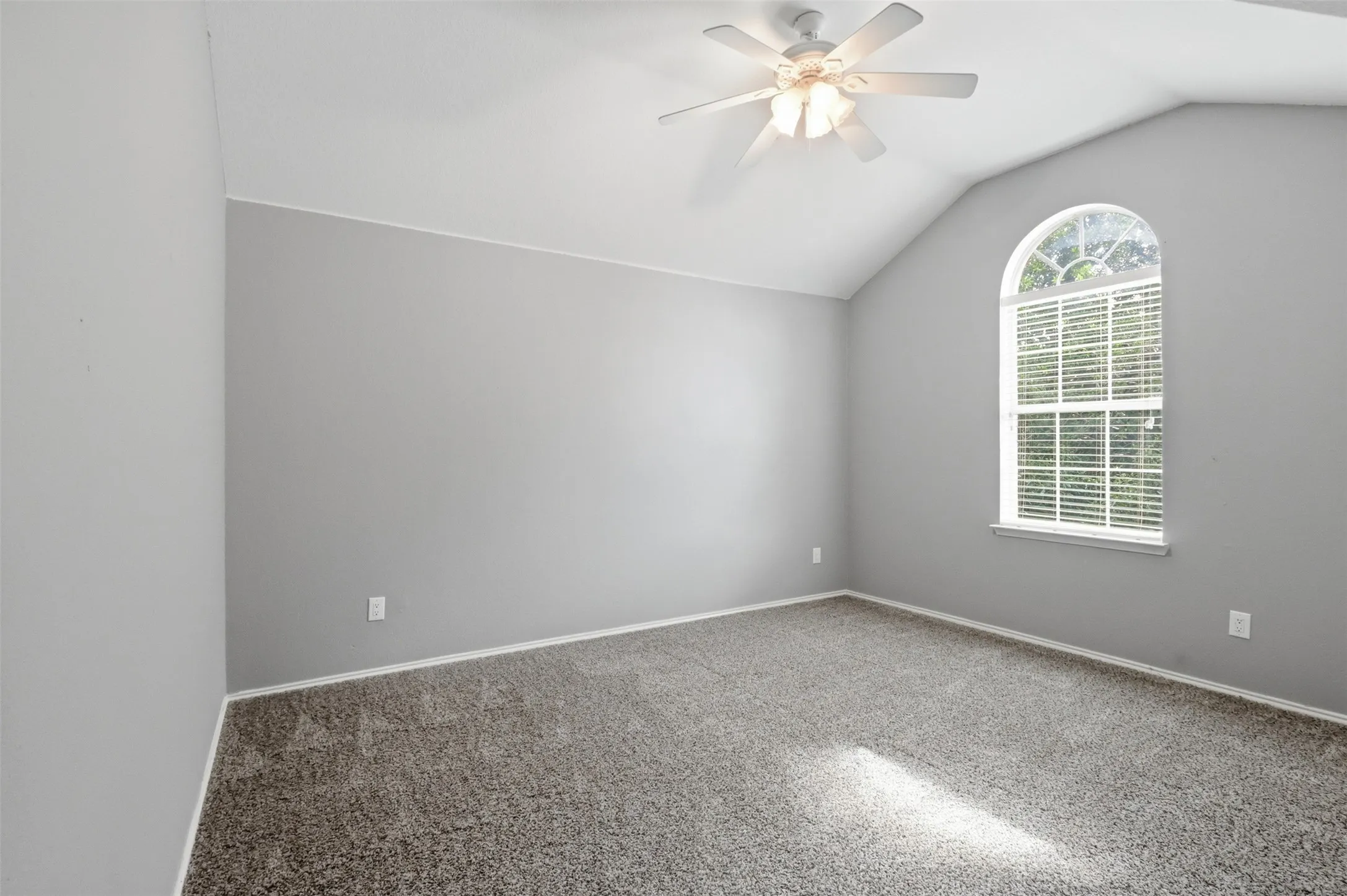 Single Family Residence For Sale in Tarrant County , 12521 Patnoe Drive, Fort Worth, Texas 76028, 5 Bedroom, 3 Bathroom, 2 Garage spaces, 2,844 Sqft, built in 2005, mls#21288894, Real Estate Agent in Fort Worth, Homes For Sale in Tarrant county, Homes For Sale in Fort Worth, Realtor in Fort Worth Texas, Real Estate Brokerage Independent Realty Texas, Luminita Cordes Realtor
