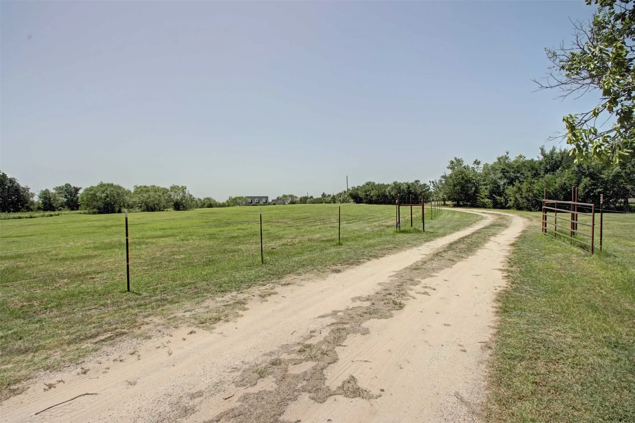 Single Family Residence For Sale in Johnson County , 2800 County Road 314, Cleburne, Texas 76031, 3 Bedroom, 3 Bathroom, 2 Garage spaces, 2,022 Sqft, built in 2004, Price $759,000, mls#21288902, Real Estate Agent in Cleburne, Homes For Sale in Johnson county, Homes For Sale in Cleburne, Realtor in Cleburne Texas, Real Estate Brokerage Independent Realty Texas, Luminita Cordes Realtor