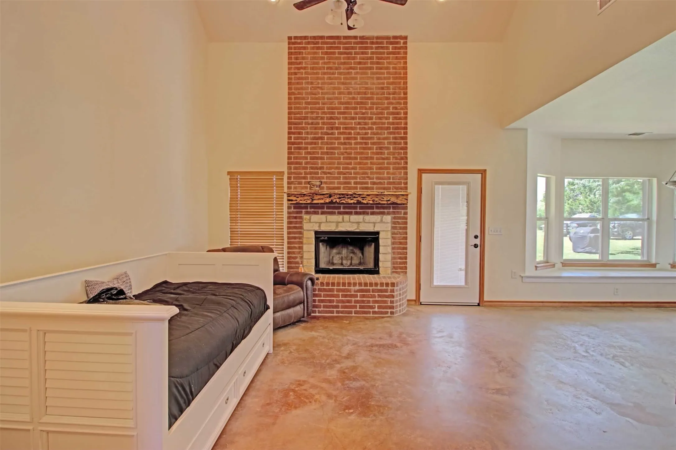 Single Family Residence For Sale in Johnson County , 2800 County Road 314, Cleburne, Texas 76031, 3 Bedroom, 3 Bathroom, 2 Garage spaces, 2,022 Sqft, built in 2004, Price $759,000, mls#21288902, Real Estate Agent in Cleburne, Homes For Sale in Johnson county, Homes For Sale in Cleburne, Realtor in Cleburne Texas, Real Estate Brokerage Independent Realty Texas, Luminita Cordes Realtor