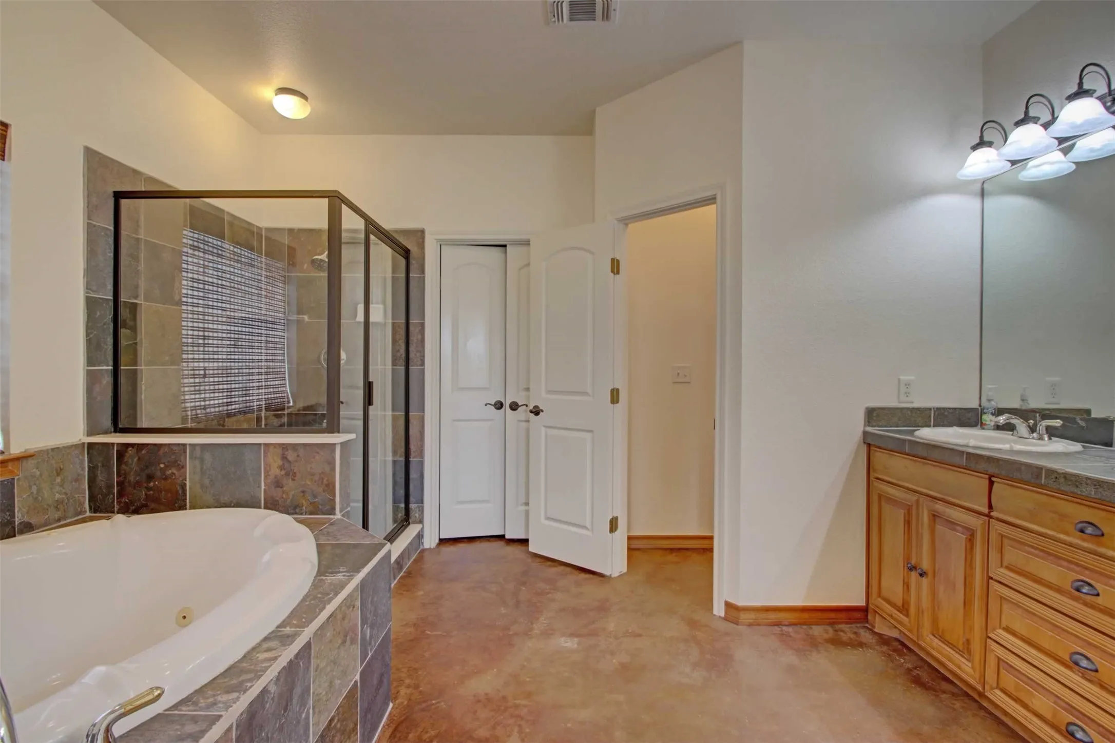 Single Family Residence For Sale in Johnson County , 2800 County Road 314, Cleburne, Texas 76031, 3 Bedroom, 3 Bathroom, 2 Garage spaces, 2,022 Sqft, built in 2004, Price $759,000, mls#21288902, Real Estate Agent in Cleburne, Homes For Sale in Johnson county, Homes For Sale in Cleburne, Realtor in Cleburne Texas, Real Estate Brokerage Independent Realty Texas, Luminita Cordes Realtor