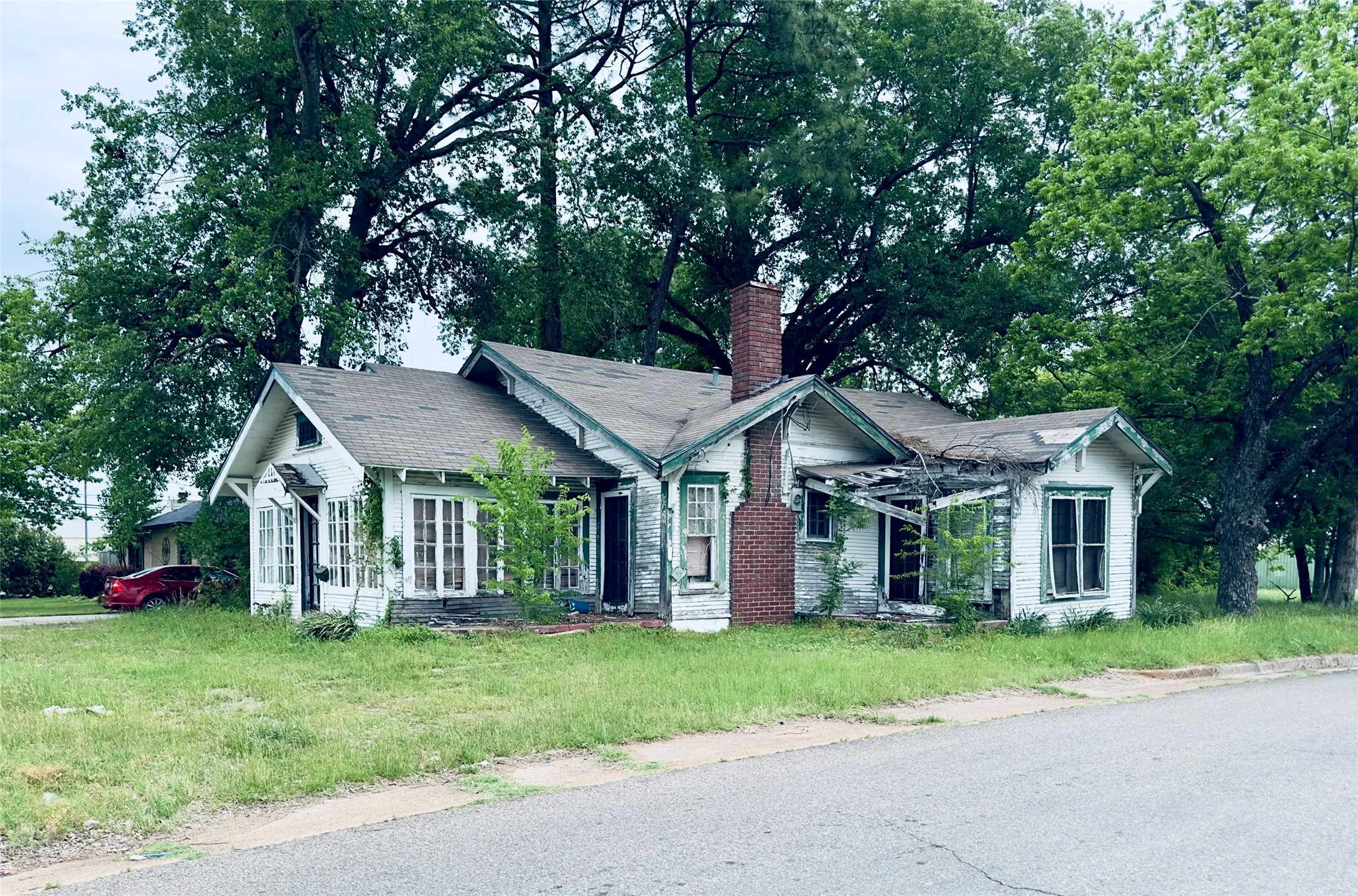 Single Family Residence For Sale in Hopkins County , 208 Texas Street, Sulphur Springs, Texas 75482, 3 Bedroom, 0, Garage spaces, 1,254 Sqft, built in 1930, mls#21288910, Real Estate Agent in Sulphur Springs, Homes For Sale in Hopkins county, Homes For Sale in Sulphur Springs, Realtor in Sulphur Springs Texas, Real Estate Brokerage Independent Realty Texas, Luminita Cordes Realtor