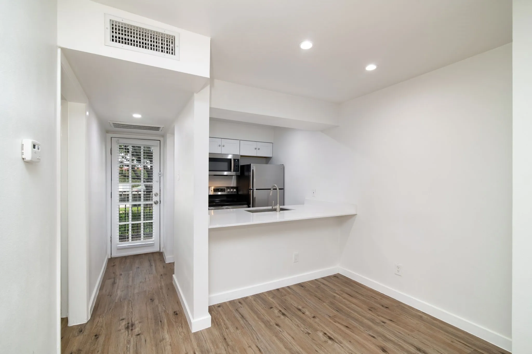 Apartment For Rent in Dallas County , 2722 Throckmorton Street 210, Dallas, Texas 75219, 0, 1 Bathroom, Garage spaces, 420 Sqft, built in 1974, mls#21288926, Real Estate Agent in Dallas, Homes For Rent in Dallas county, Homes For Rent in Dallas, Realtor in Dallas Texas, Real Estate Brokerage Independent Realty Texas, Luminita Cordes Realtor