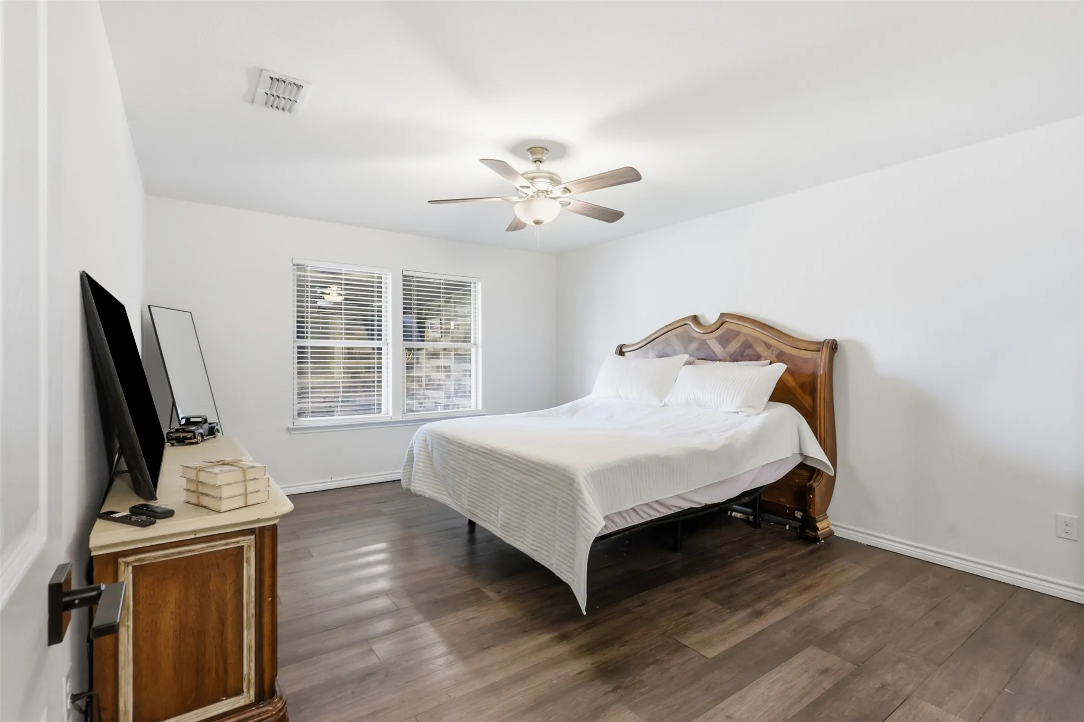 Single Family Residence For Sale in Tarrant County , 10201 Fox Grove Court, Fort Worth, Texas 76131, 4 Bedroom, 3 Bathroom, 2 Garage spaces, 2,880 Sqft, built in 2018, mls#21288933, Real Estate Agent in Fort Worth, Homes For Sale in Tarrant county, Homes For Sale in Fort Worth, Realtor in Fort Worth Texas, Real Estate Brokerage Independent Realty Texas, Luminita Cordes Realtor