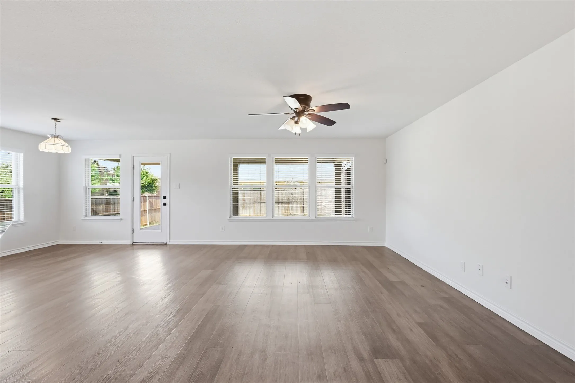 Single Family Residence For Sale in Tarrant County , 10201 Fox Grove Court, Fort Worth, Texas 76131, 4 Bedroom, 3 Bathroom, 2 Garage spaces, 2,880 Sqft, built in 2018, mls#21288933, Real Estate Agent in Fort Worth, Homes For Sale in Tarrant county, Homes For Sale in Fort Worth, Realtor in Fort Worth Texas, Real Estate Brokerage Independent Realty Texas, Luminita Cordes Realtor