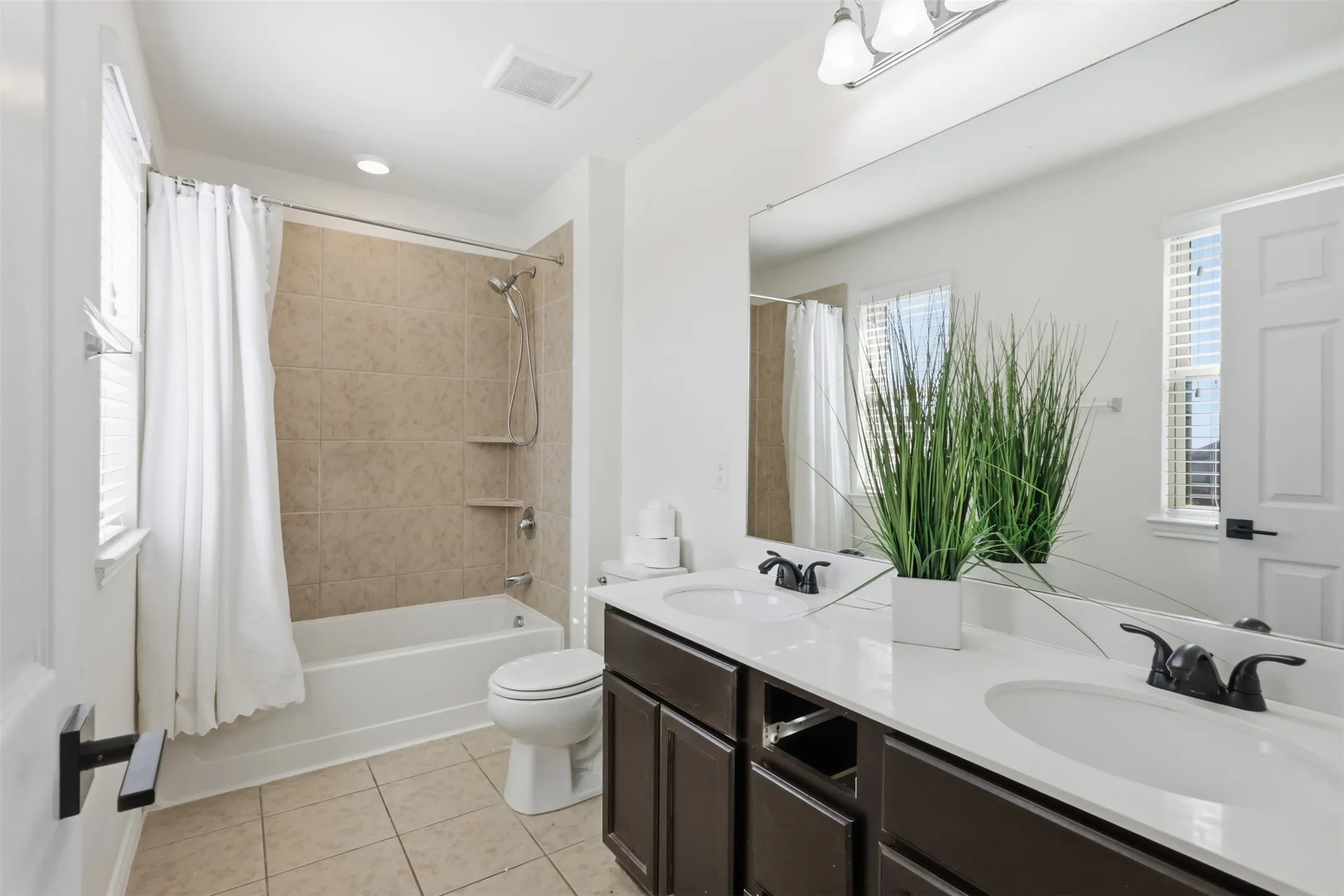 Single Family Residence For Sale in Tarrant County , 10201 Fox Grove Court, Fort Worth, Texas 76131, 4 Bedroom, 3 Bathroom, 2 Garage spaces, 2,880 Sqft, built in 2018, mls#21288933, Real Estate Agent in Fort Worth, Homes For Sale in Tarrant county, Homes For Sale in Fort Worth, Realtor in Fort Worth Texas, Real Estate Brokerage Independent Realty Texas, Luminita Cordes Realtor