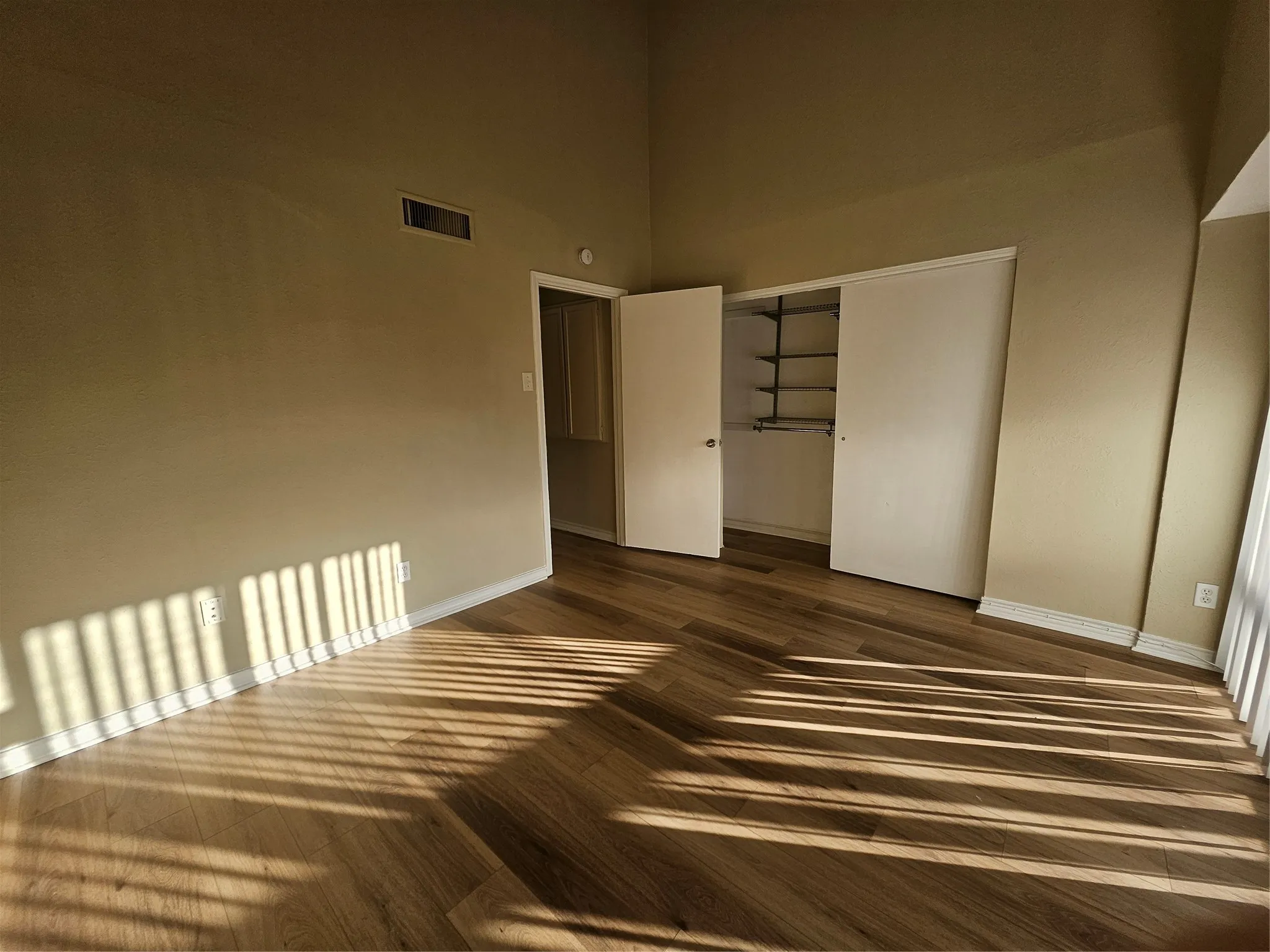 Condominium For Rent in Dallas County , 4535 N O Connor Road 1214, Irving, Texas 75062, 2 Bedroom, 3 Bathroom, Garage spaces, 1,167 Sqft, built in 1975, mls#21288951, Real Estate Agent in Irving, Homes For Rent in Dallas county, Homes For Rent in Irving, Realtor in Irving Texas, Real Estate Brokerage Independent Realty Texas, Luminita Cordes Realtor