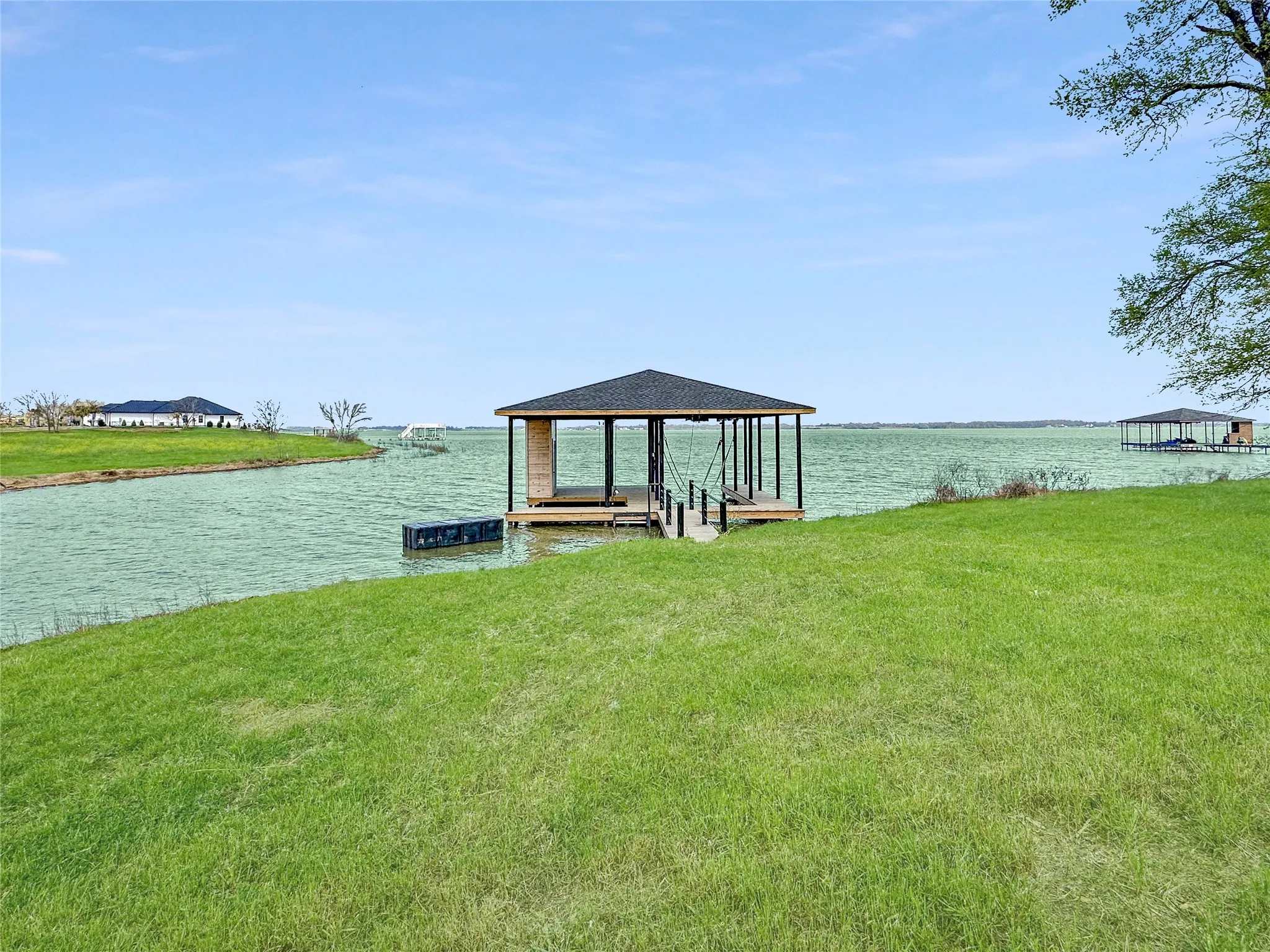 Grassy waterfront homesite offers open lake views and a prime setting for your future Richland Chambers Lake home.