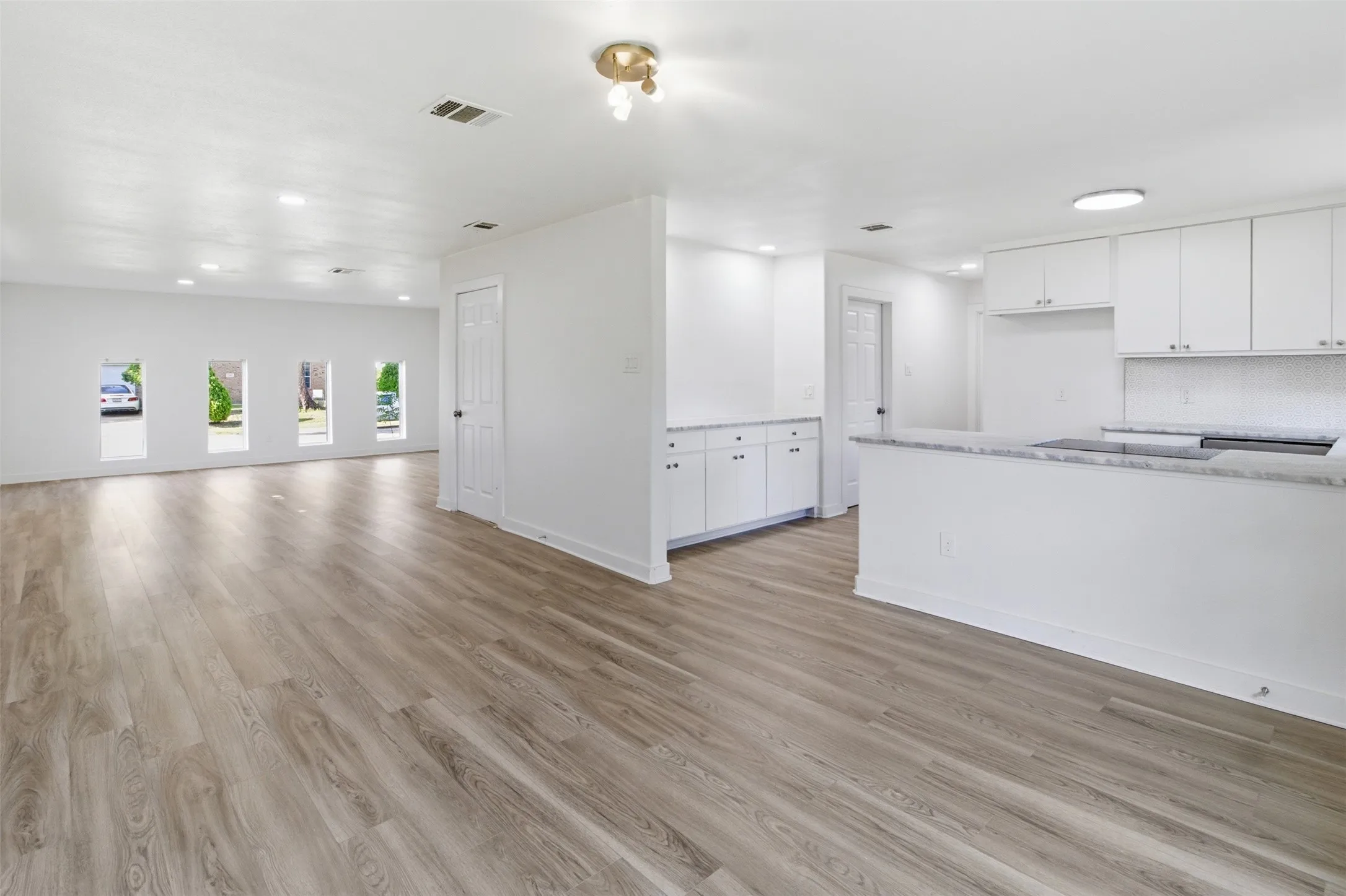 Single Family Residence For Sale in Dallas County , 2942 Townsend Drive, Dallas, Texas 75229, 4 Bedroom, 3 Bathroom, Garage spaces, 1,923 Sqft, built in 1959, mls#21280613, Real Estate Agent in Dallas, Homes For Sale in Dallas county, Homes For Sale in Dallas, Realtor in Dallas Texas, Real Estate Brokerage Independent Realty Texas, Luminita Cordes Realtor