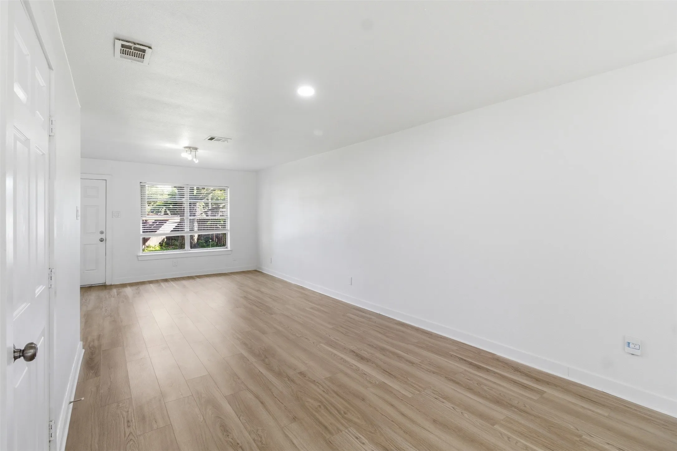 Single Family Residence For Sale in Dallas County , 2942 Townsend Drive, Dallas, Texas 75229, 4 Bedroom, 3 Bathroom, Garage spaces, 1,923 Sqft, built in 1959, mls#21280613, Real Estate Agent in Dallas, Homes For Sale in Dallas county, Homes For Sale in Dallas, Realtor in Dallas Texas, Real Estate Brokerage Independent Realty Texas, Luminita Cordes Realtor