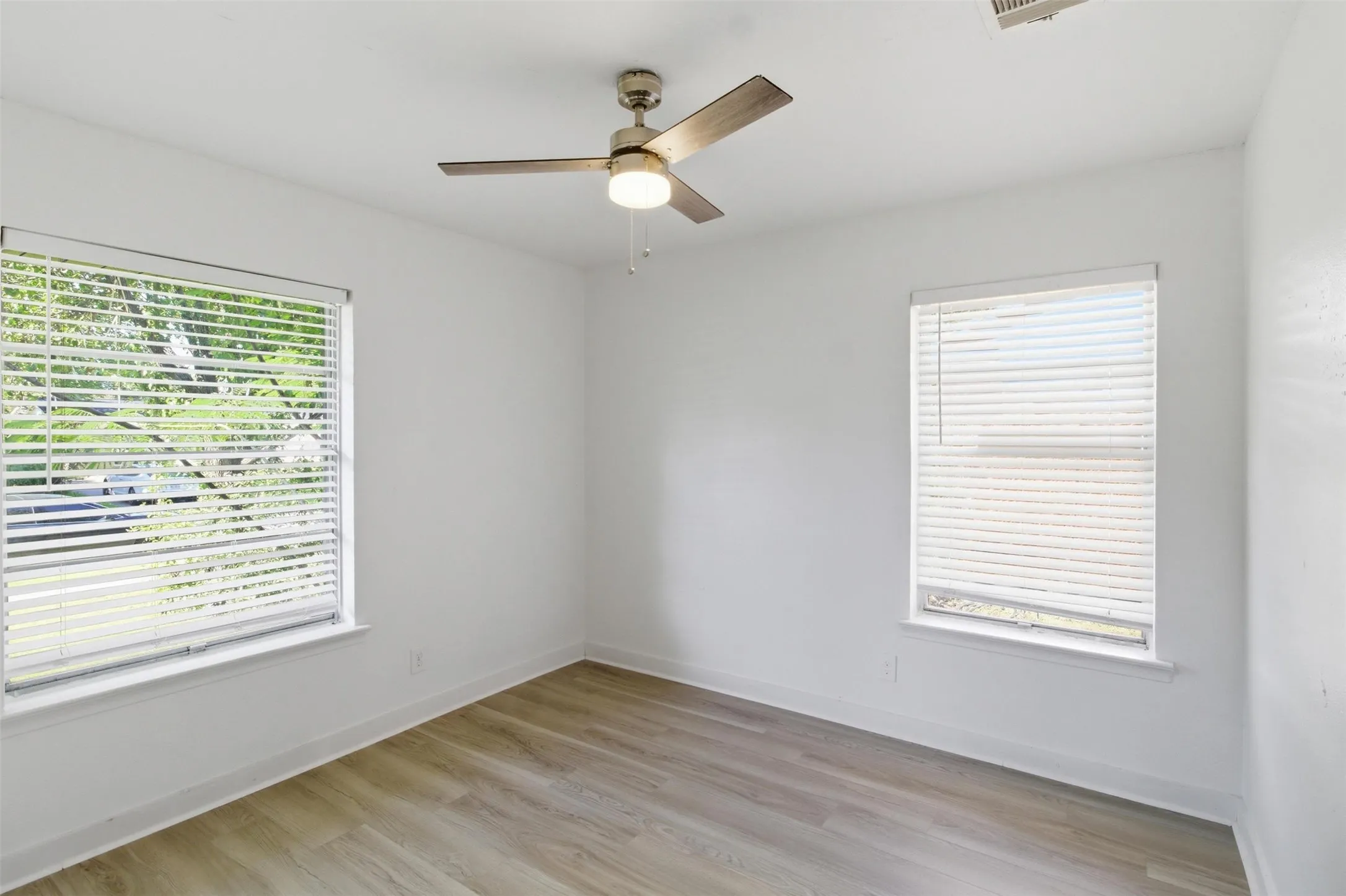 Single Family Residence For Sale in Dallas County , 2942 Townsend Drive, Dallas, Texas 75229, 4 Bedroom, 3 Bathroom, Garage spaces, 1,923 Sqft, built in 1959, mls#21280613, Real Estate Agent in Dallas, Homes For Sale in Dallas county, Homes For Sale in Dallas, Realtor in Dallas Texas, Real Estate Brokerage Independent Realty Texas, Luminita Cordes Realtor