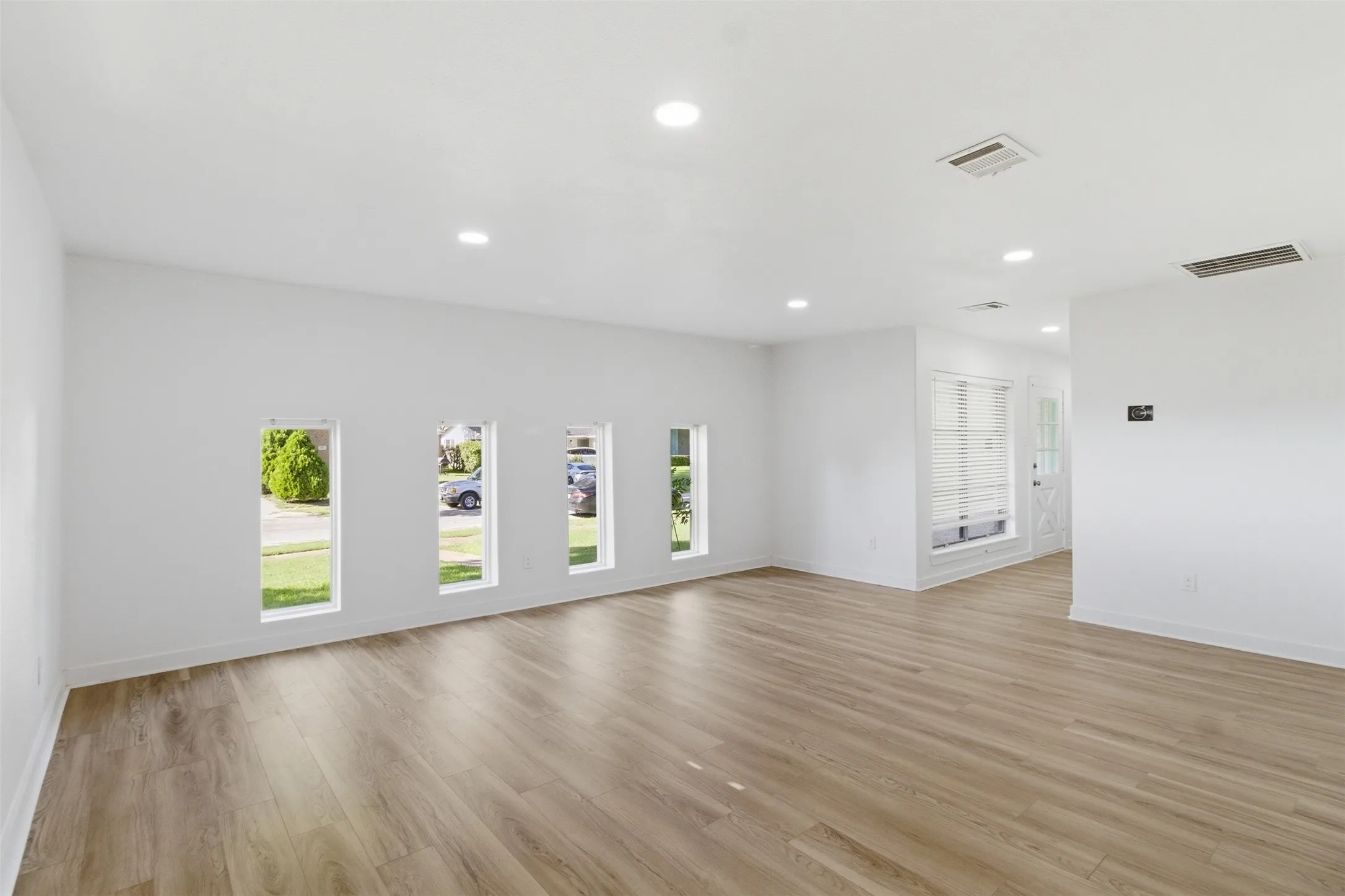Single Family Residence For Sale in Dallas County , 2942 Townsend Drive, Dallas, Texas 75229, 4 Bedroom, 3 Bathroom, Garage spaces, 1,923 Sqft, built in 1959, mls#21280613, Real Estate Agent in Dallas, Homes For Sale in Dallas county, Homes For Sale in Dallas, Realtor in Dallas Texas, Real Estate Brokerage Independent Realty Texas, Luminita Cordes Realtor