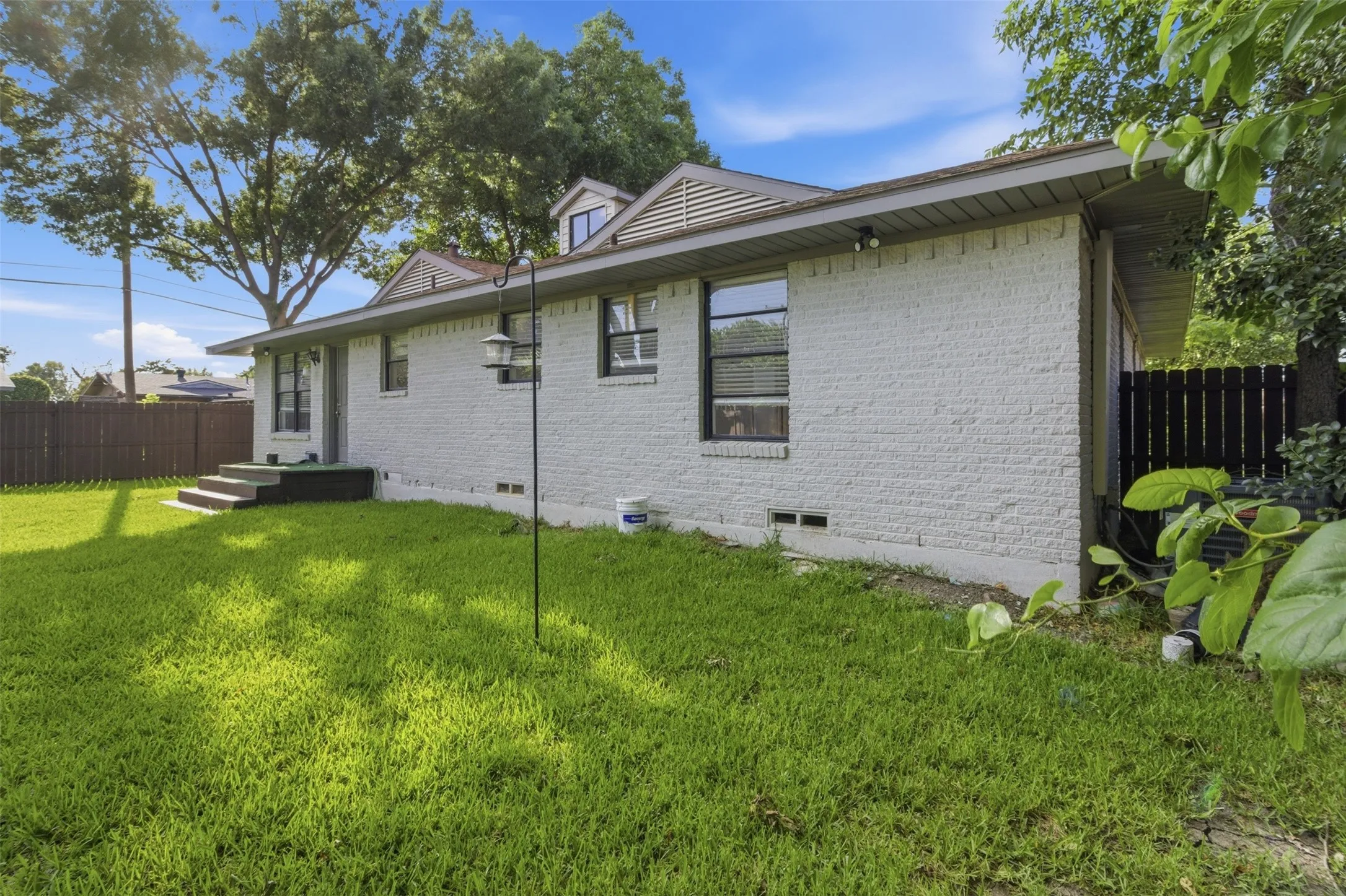Single Family Residence For Sale in Dallas County , 2942 Townsend Drive, Dallas, Texas 75229, 4 Bedroom, 3 Bathroom, Garage spaces, 1,923 Sqft, built in 1959, mls#21280613, Real Estate Agent in Dallas, Homes For Sale in Dallas county, Homes For Sale in Dallas, Realtor in Dallas Texas, Real Estate Brokerage Independent Realty Texas, Luminita Cordes Realtor