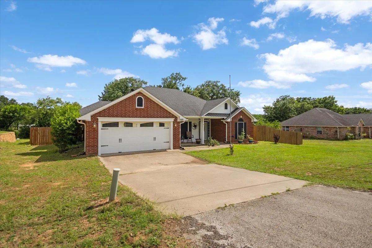 Single Family Residence For Sale in Smith County , 809 Jack Drive, Lindale, Texas 75771, 3 Bedroom, 2 Bathroom, 2 Garage spaces, 1,861 Sqft, built in 2007, mls#21286849, Real Estate Agent in Lindale, Homes For Sale in Smith county, Homes For Sale in Lindale, Realtor in Lindale Texas, Real Estate Brokerage Independent Realty Texas, Luminita Cordes Realtor
