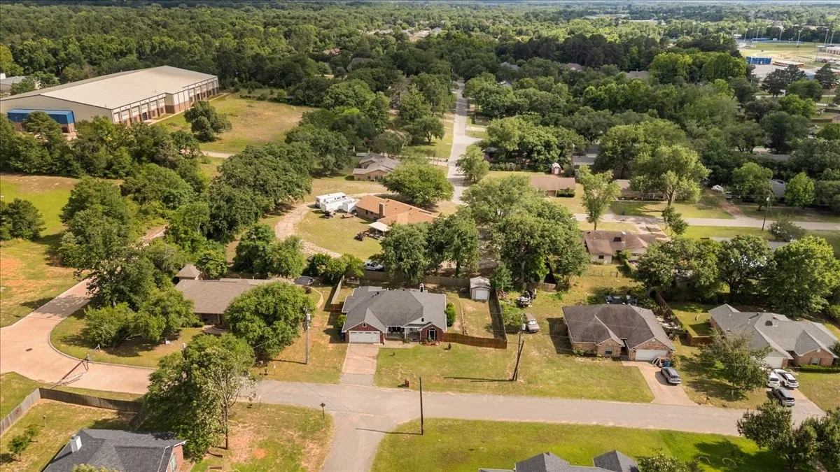 Single Family Residence For Sale in Smith County , 809 Jack Drive, Lindale, Texas 75771, 3 Bedroom, 2 Bathroom, 2 Garage spaces, 1,861 Sqft, built in 2007, mls#21286849, Real Estate Agent in Lindale, Homes For Sale in Smith county, Homes For Sale in Lindale, Realtor in Lindale Texas, Real Estate Brokerage Independent Realty Texas, Luminita Cordes Realtor