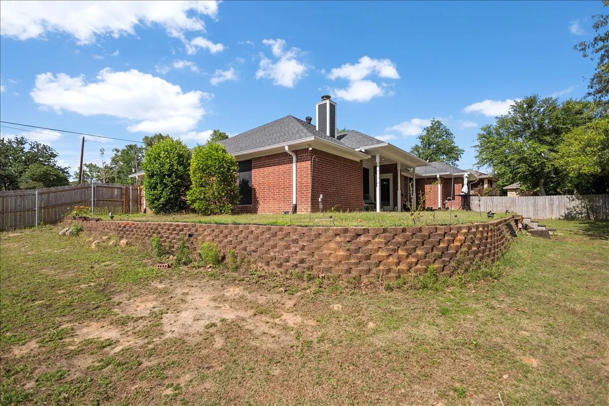 Single Family Residence For Sale in Smith County , 809 Jack Drive, Lindale, Texas 75771, 3 Bedroom, 2 Bathroom, 2 Garage spaces, 1,861 Sqft, built in 2007, mls#21286849, Real Estate Agent in Lindale, Homes For Sale in Smith county, Homes For Sale in Lindale, Realtor in Lindale Texas, Real Estate Brokerage Independent Realty Texas, Luminita Cordes Realtor