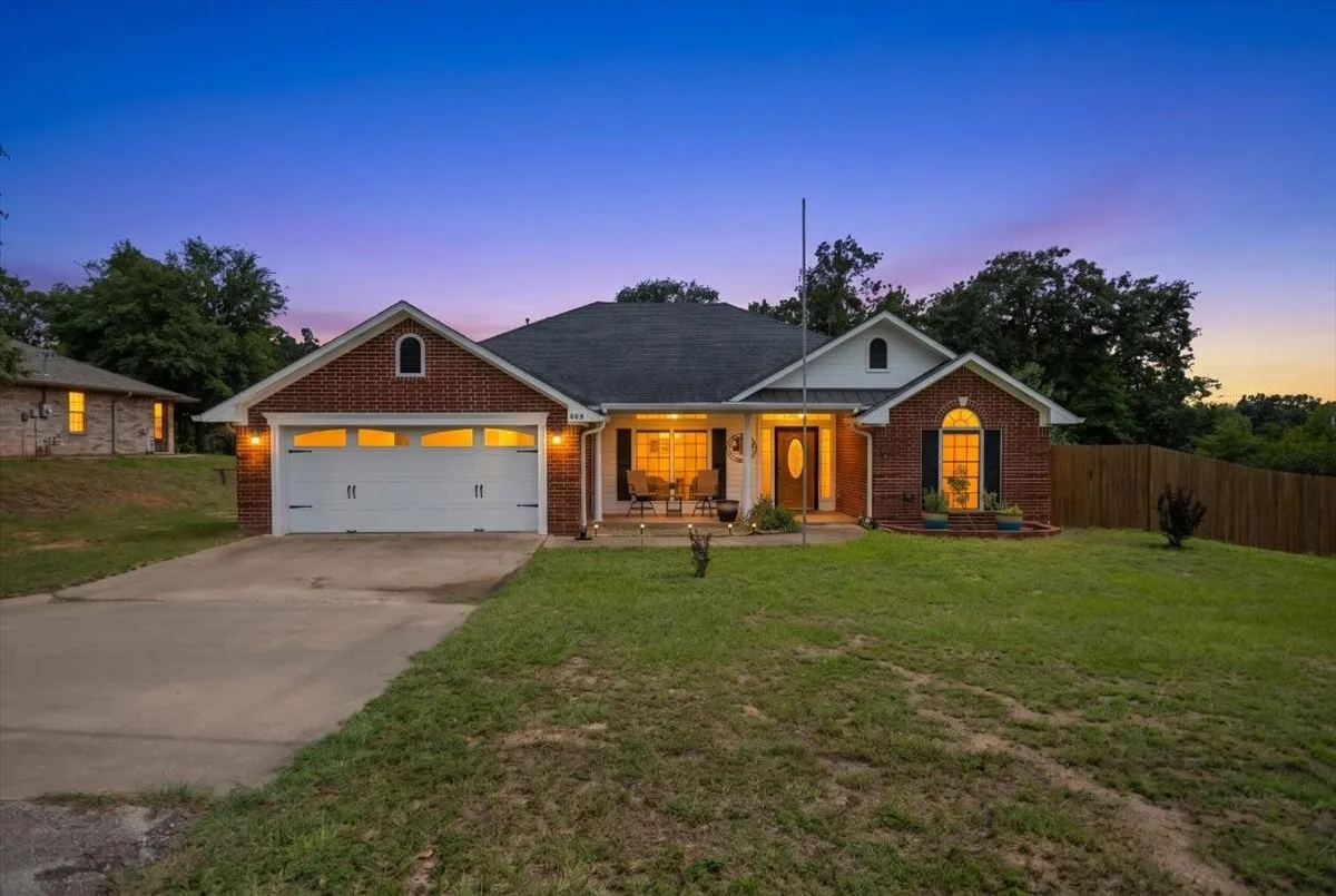Single Family Residence For Sale in Smith County , 809 Jack Drive, Lindale, Texas 75771, 3 Bedroom, 2 Bathroom, 2 Garage spaces, 1,861 Sqft, built in 2007, mls#21286849, Real Estate Agent in Lindale, Homes For Sale in Smith county, Homes For Sale in Lindale, Realtor in Lindale Texas, Real Estate Brokerage Independent Realty Texas, Luminita Cordes Realtor