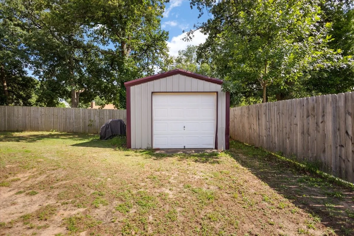 Single Family Residence For Sale in Smith County , 809 Jack Drive, Lindale, Texas 75771, 3 Bedroom, 2 Bathroom, 2 Garage spaces, 1,861 Sqft, built in 2007, mls#21286849, Real Estate Agent in Lindale, Homes For Sale in Smith county, Homes For Sale in Lindale, Realtor in Lindale Texas, Real Estate Brokerage Independent Realty Texas, Luminita Cordes Realtor