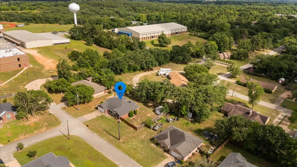 Single Family Residence For Sale in Smith County , 809 Jack Drive, Lindale, Texas 75771, 3 Bedroom, 2 Bathroom, 2 Garage spaces, 1,861 Sqft, built in 2007, mls#21286849, Real Estate Agent in Lindale, Homes For Sale in Smith county, Homes For Sale in Lindale, Realtor in Lindale Texas, Real Estate Brokerage Independent Realty Texas, Luminita Cordes Realtor