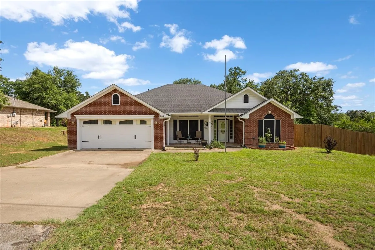 Single Family Residence For Sale in Smith County , 809 Jack Drive, Lindale, Texas 75771, 3 Bedroom, 2 Bathroom, 2 Garage spaces, 1,861 Sqft, built in 2007, mls#21286849, Real Estate Agent in Lindale, Homes For Sale in Smith county, Homes For Sale in Lindale, Realtor in Lindale Texas, Real Estate Brokerage Independent Realty Texas, Luminita Cordes Realtor
